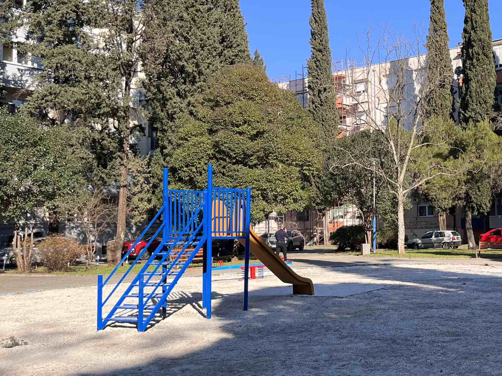 Ekipe Zelenila angažovane na održavanju dječijih igrališta