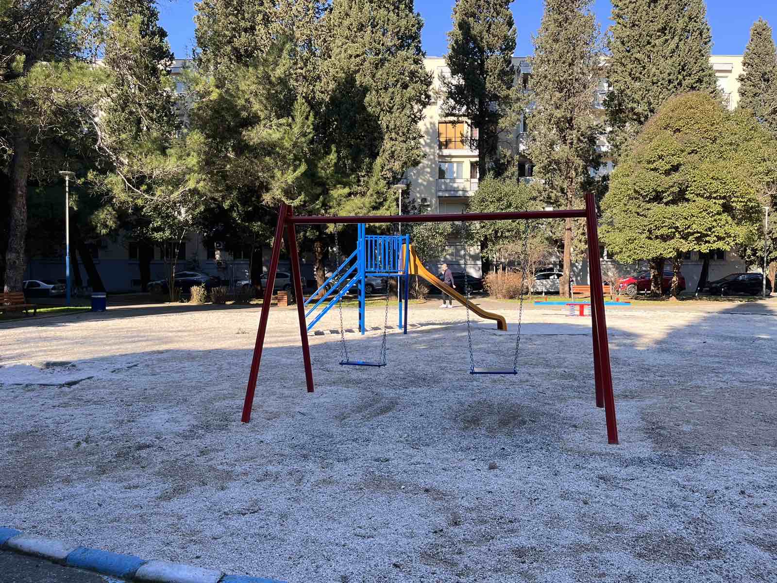 Ekipe Zelenila angažovane na održavanju dječijih igrališta