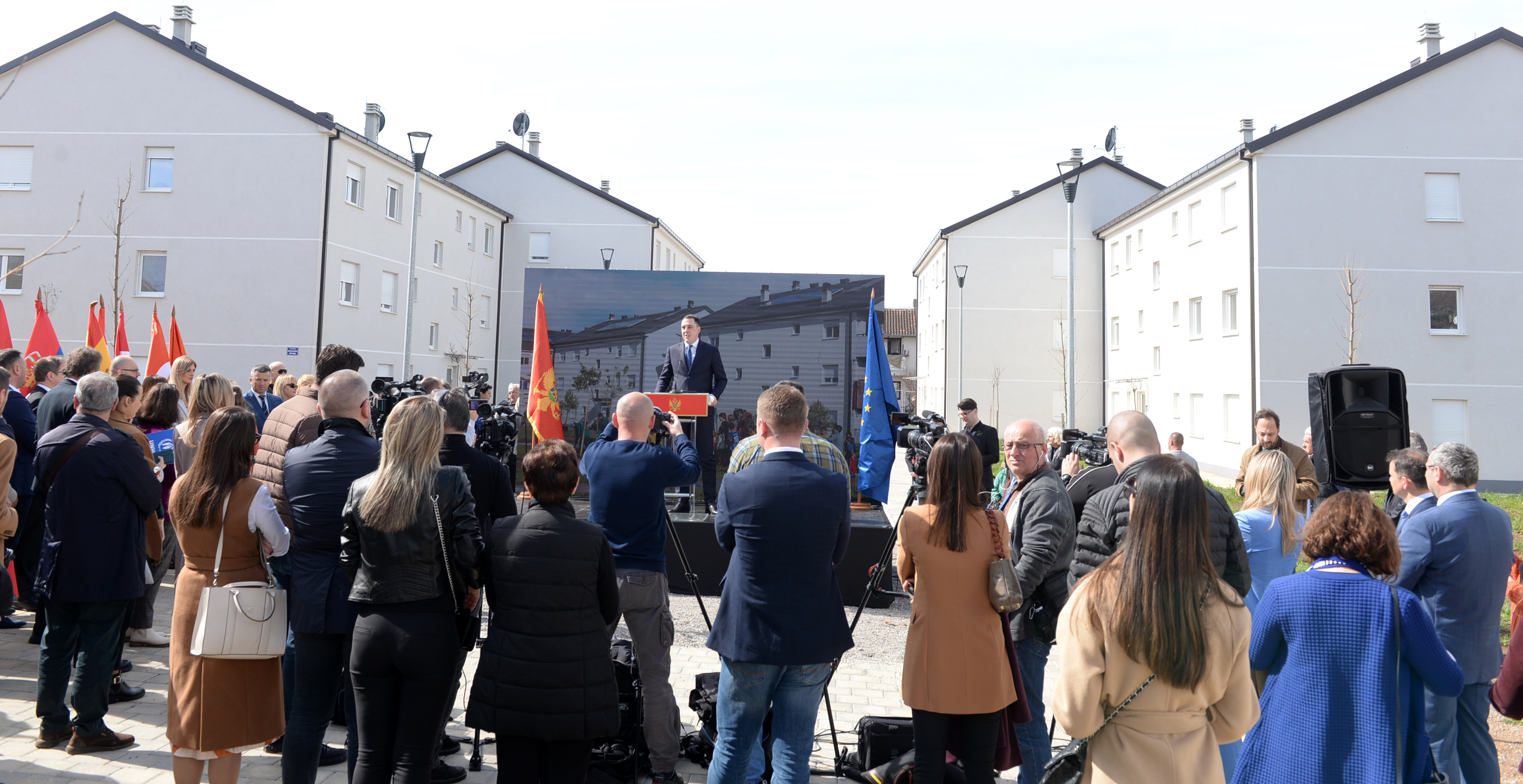 Svečano uručeni ključevi od stanova za 96 porodica na Vrelima ribničkim