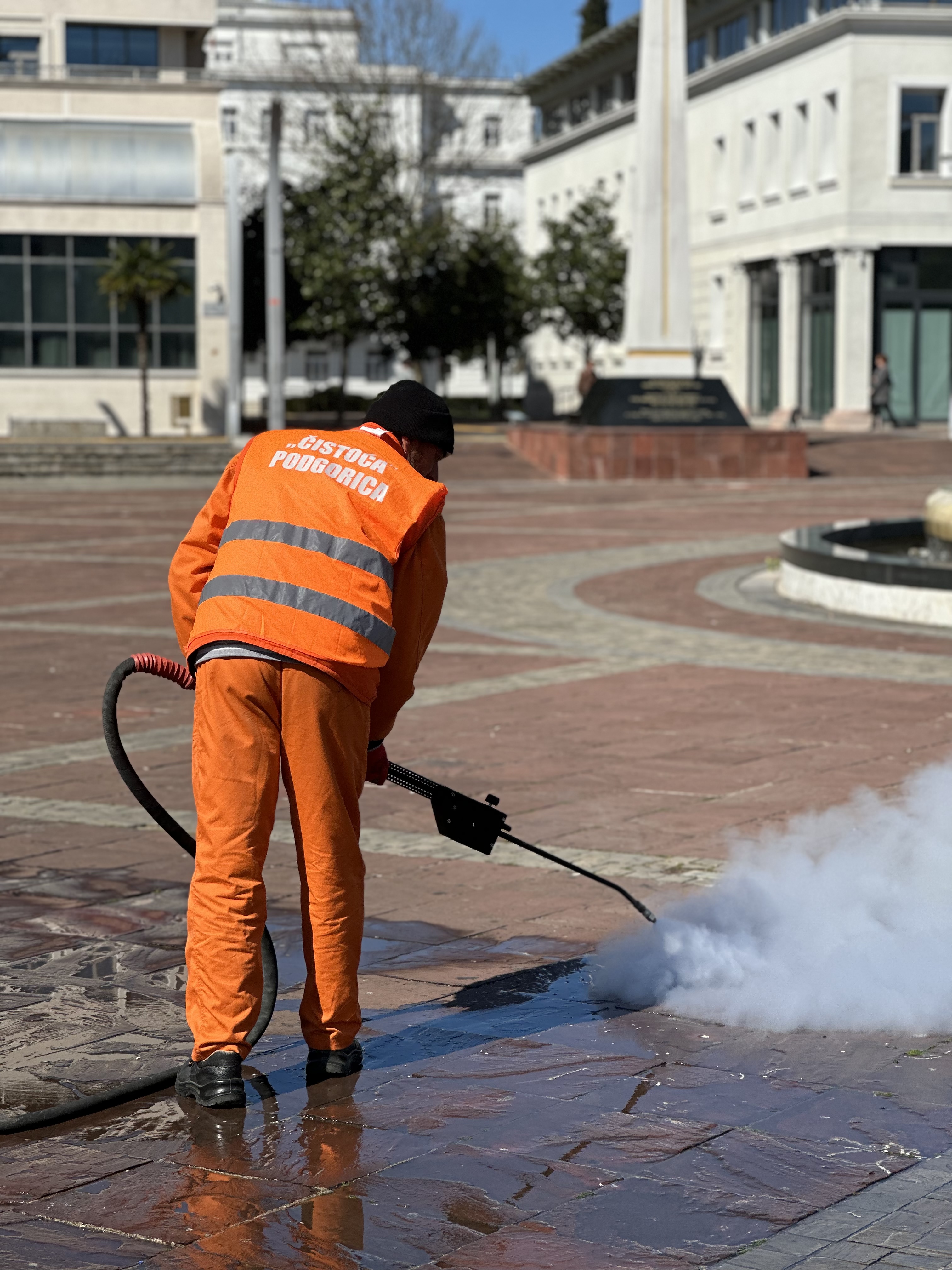 Novi uređaj za uklanjanje žvakaćih guma i grafita od sada na ulicama Podgorice