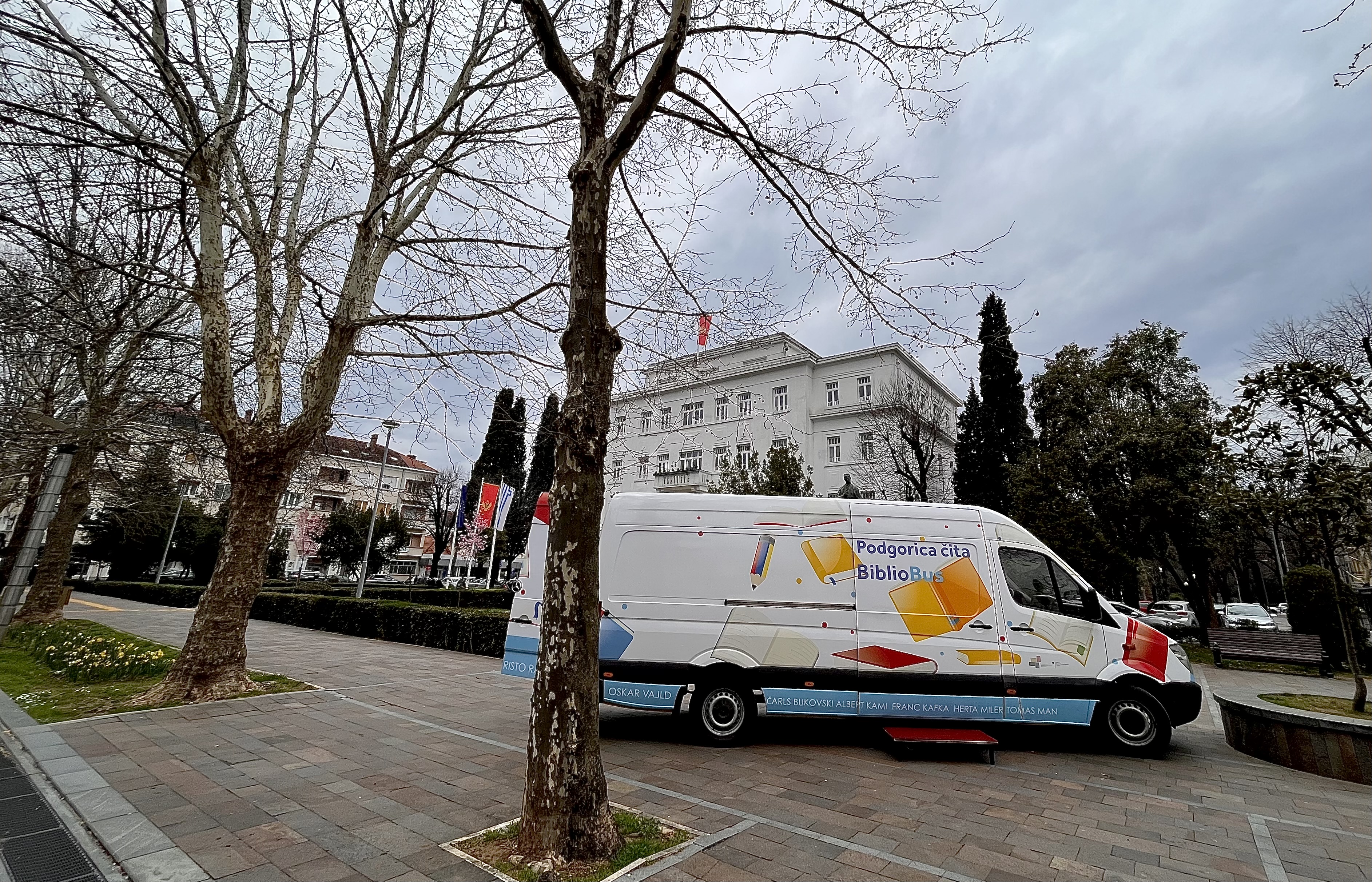 Počela realizacija projekta "Podgorica čita"; BiblioBus od danas na ulicama Podgorice