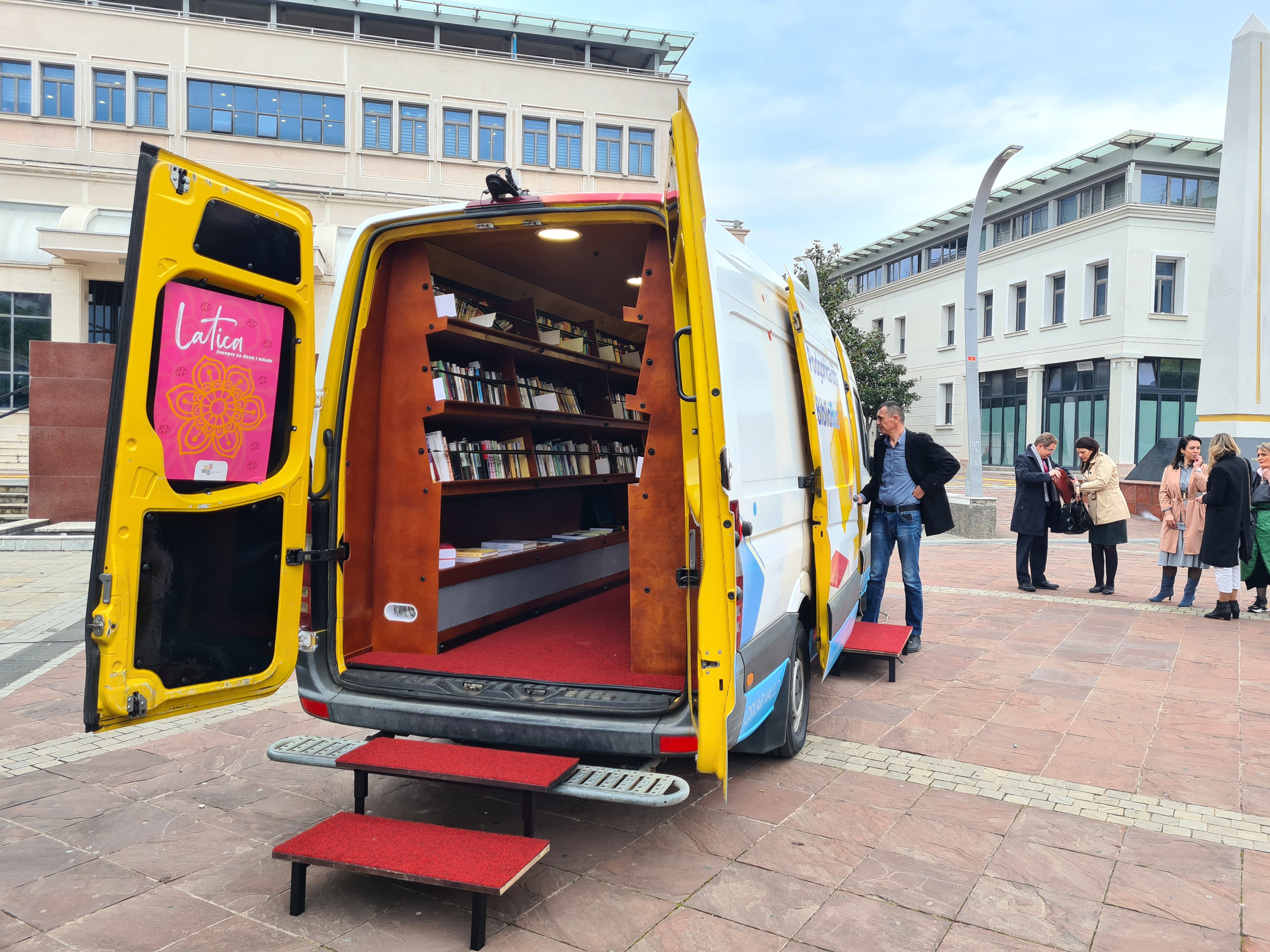 Počela realizacija projekta "Podgorica čita"; BiblioBus od danas na ulicama Podgorice