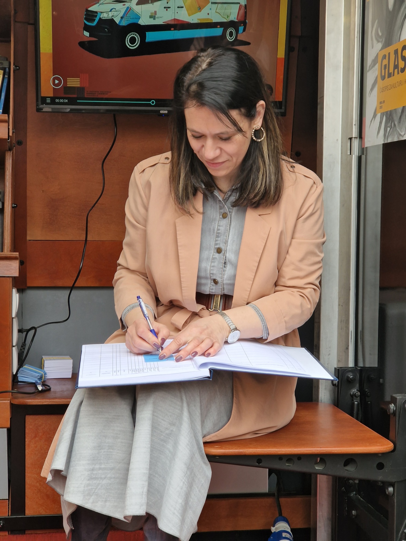 Počela realizacija projekta "Podgorica čita"; BiblioBus od danas na ulicama Podgorice