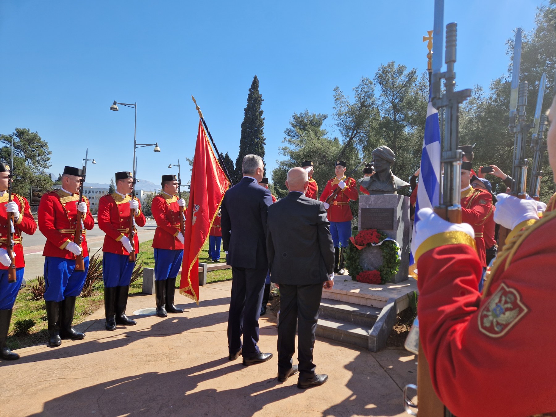 Položen vijenac na spomenik Vasu Brajoviću (Mavrovuniotisu)