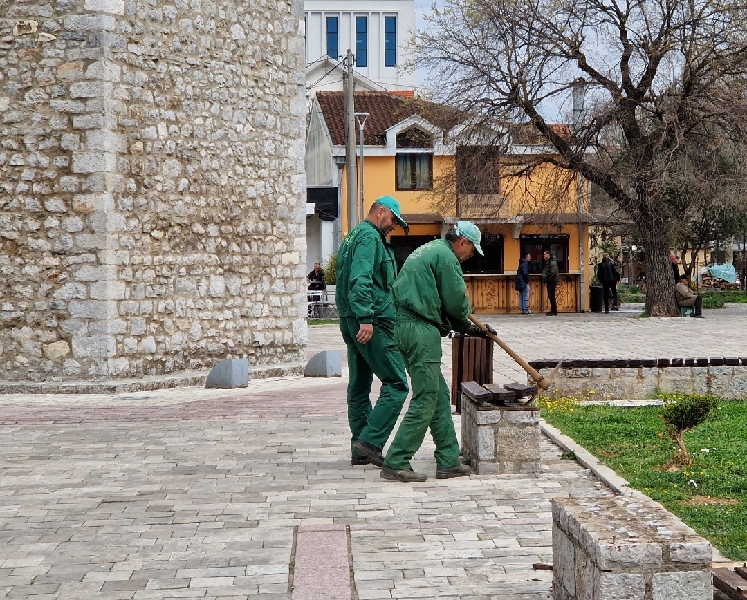 Uskoro novi mobilijar na Trgu Bećir bega  Osmanagića