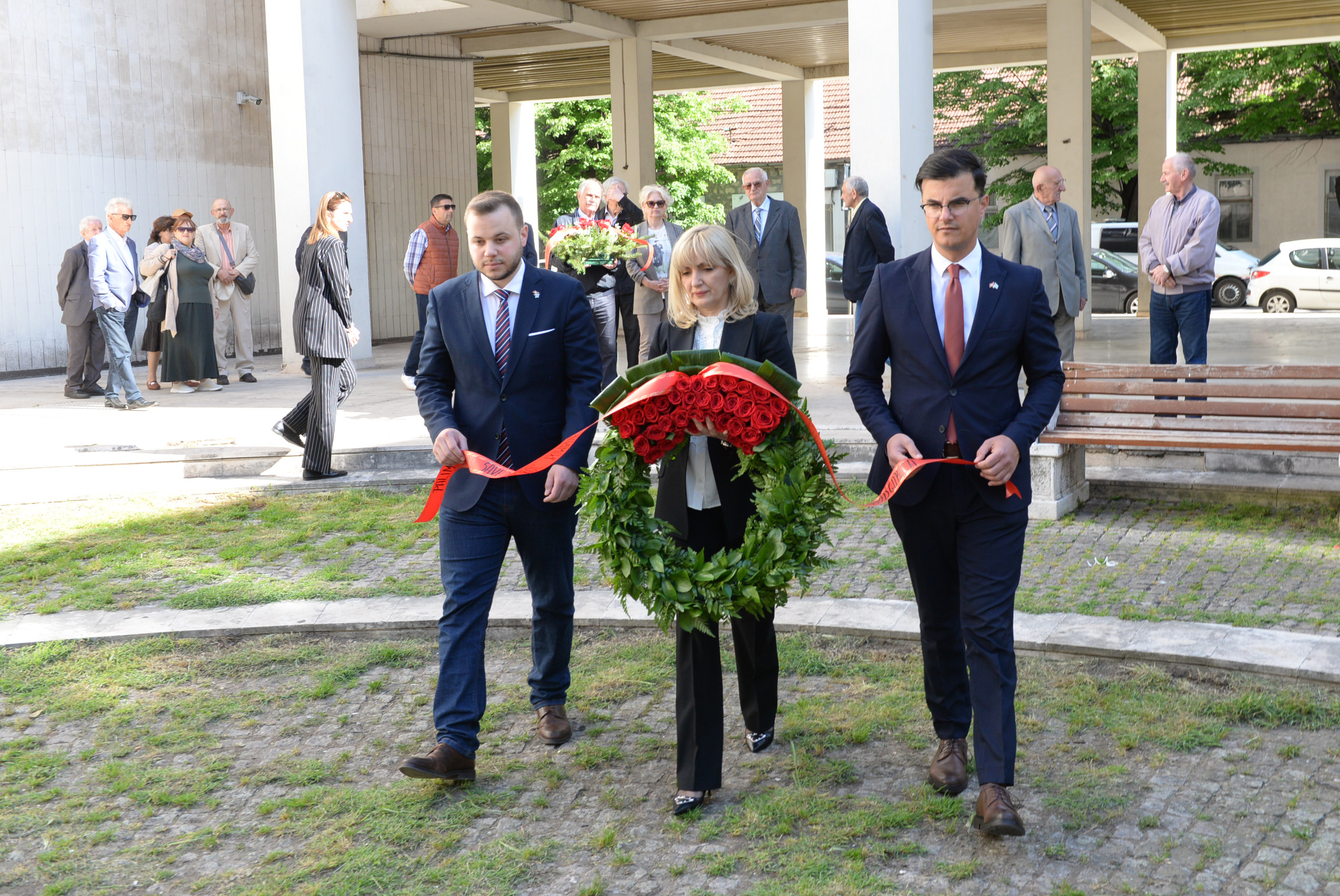 Položen vijenac na spomenik žrtvama savezničkog bombardovanja