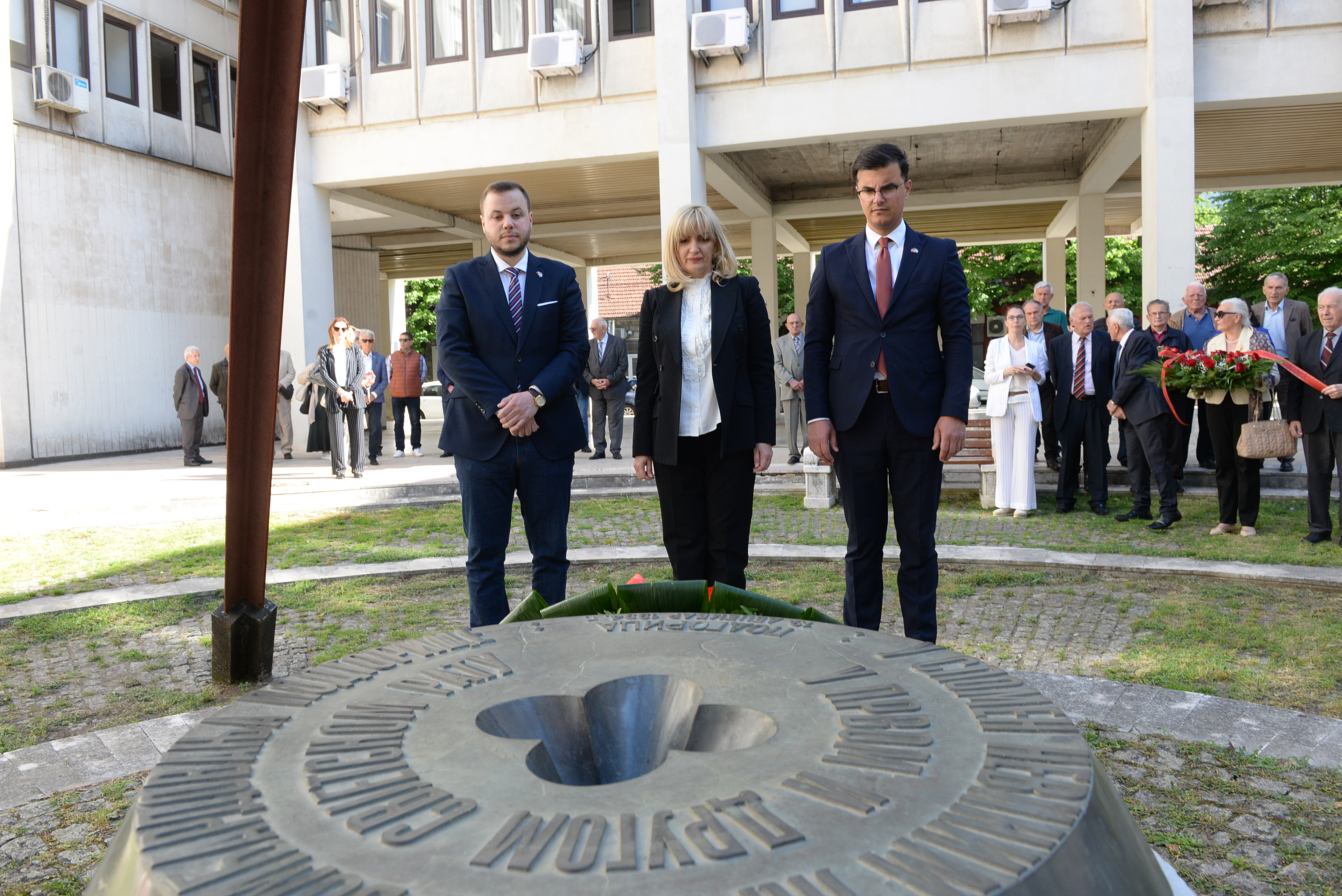 Položen vijenac na spomenik žrtvama savezničkog bombardovanja