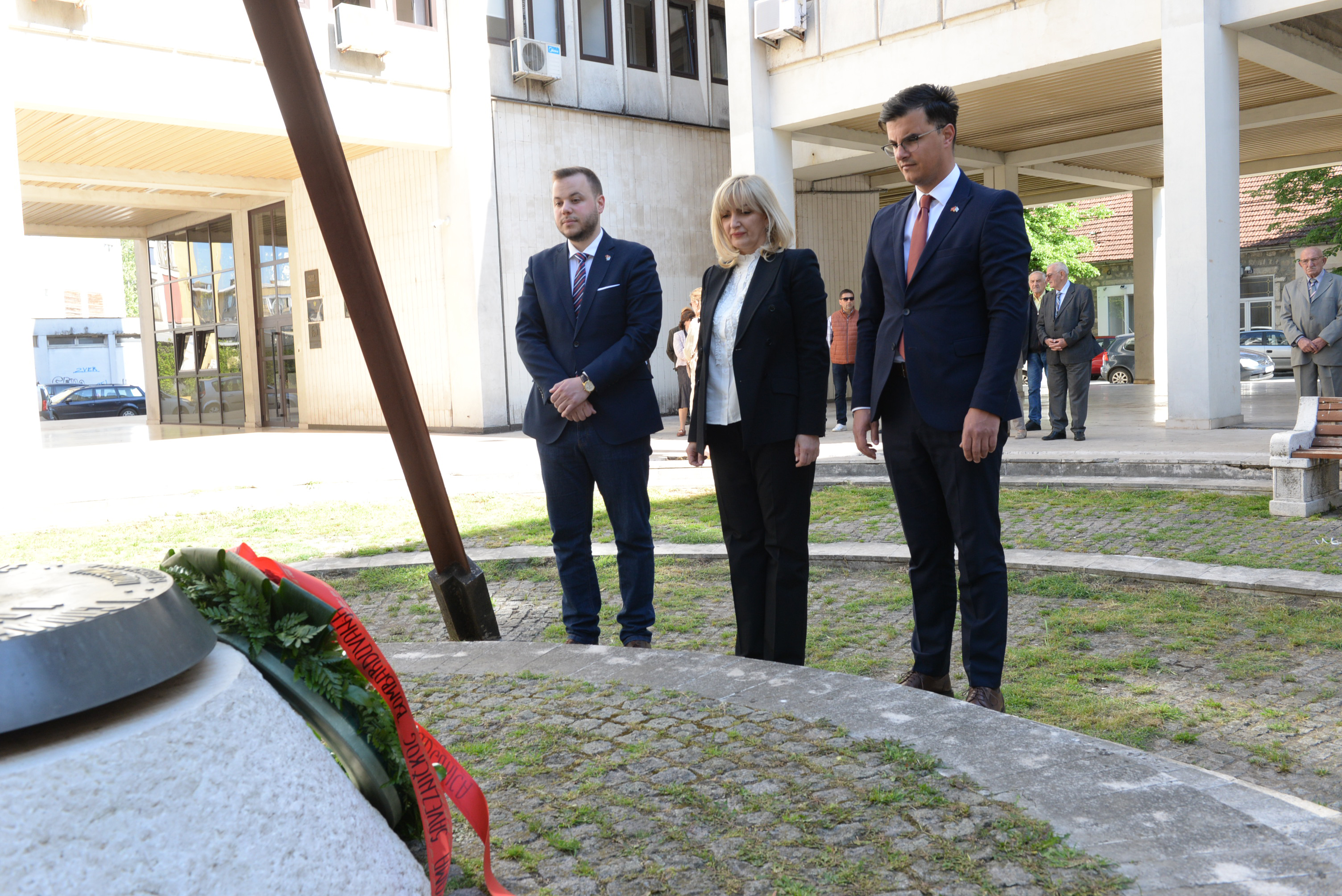 Položen vijenac na spomenik žrtvama savezničkog bombardovanja