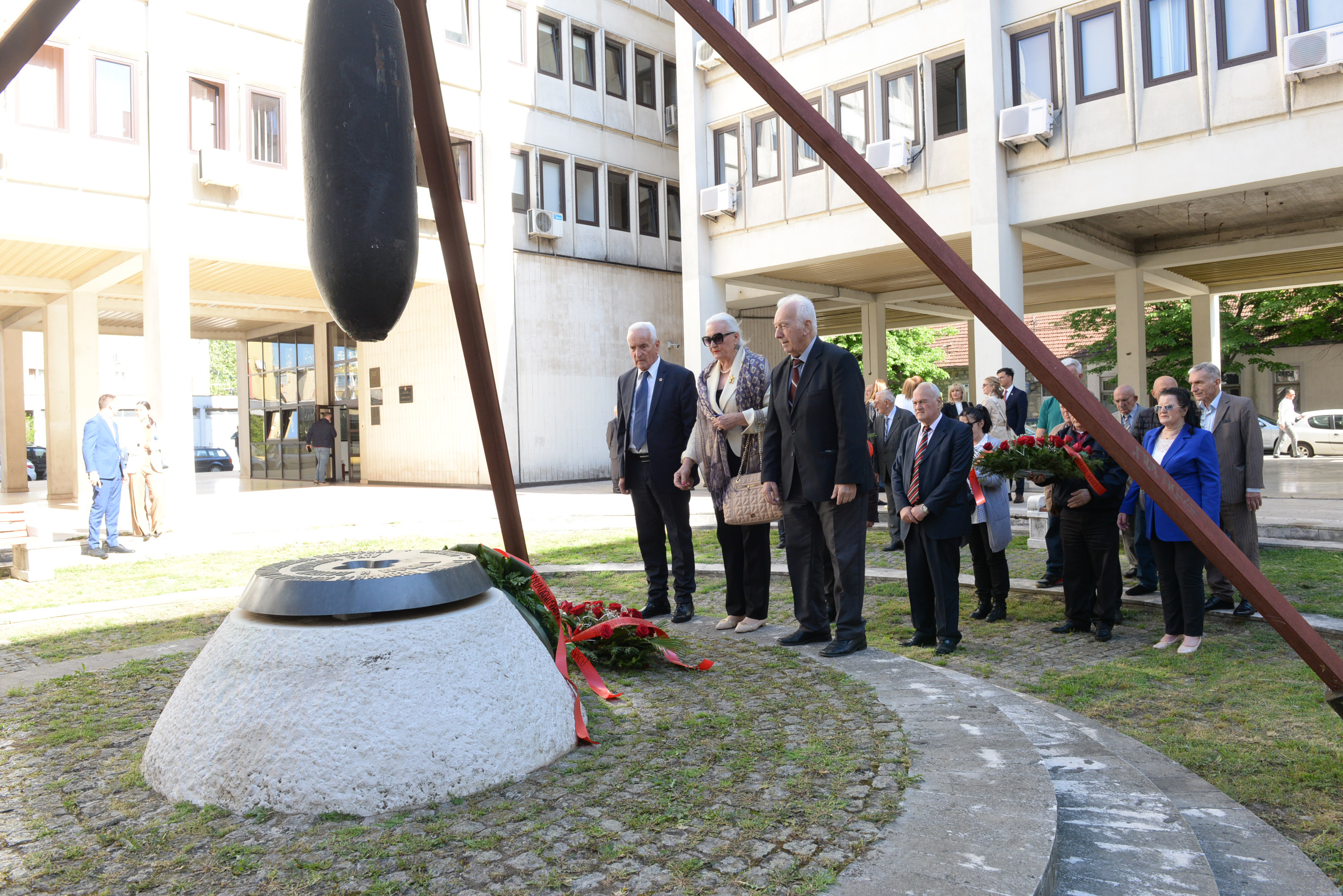 Položen vijenac na spomenik žrtvama savezničkog bombardovanja