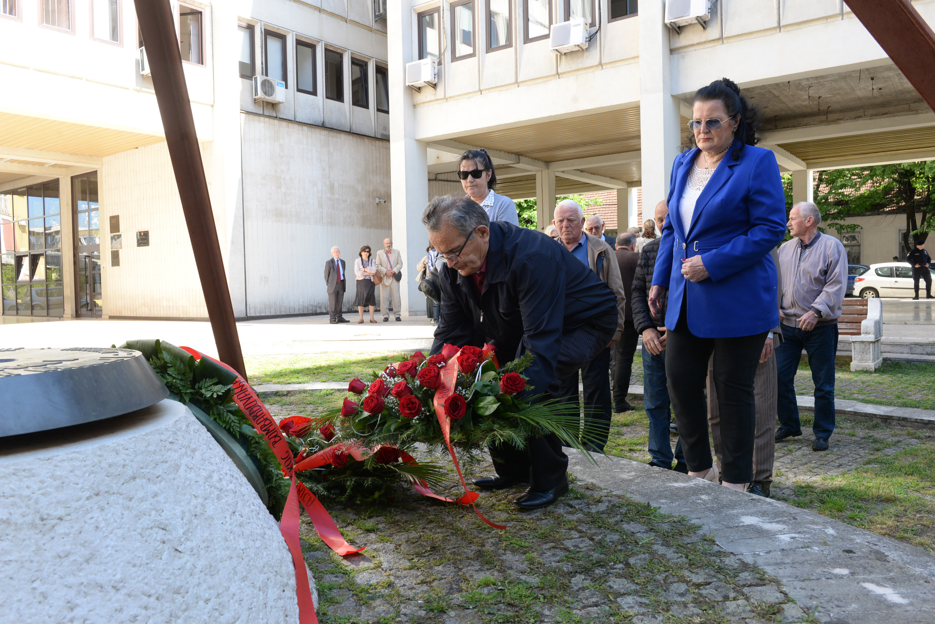 Položen vijenac na spomenik žrtvama savezničkog bombardovanja