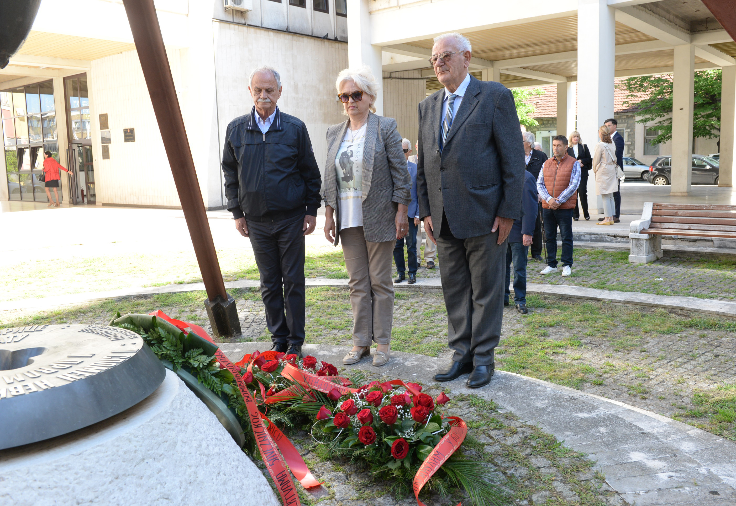Položen vijenac na spomenik žrtvama savezničkog bombardovanja