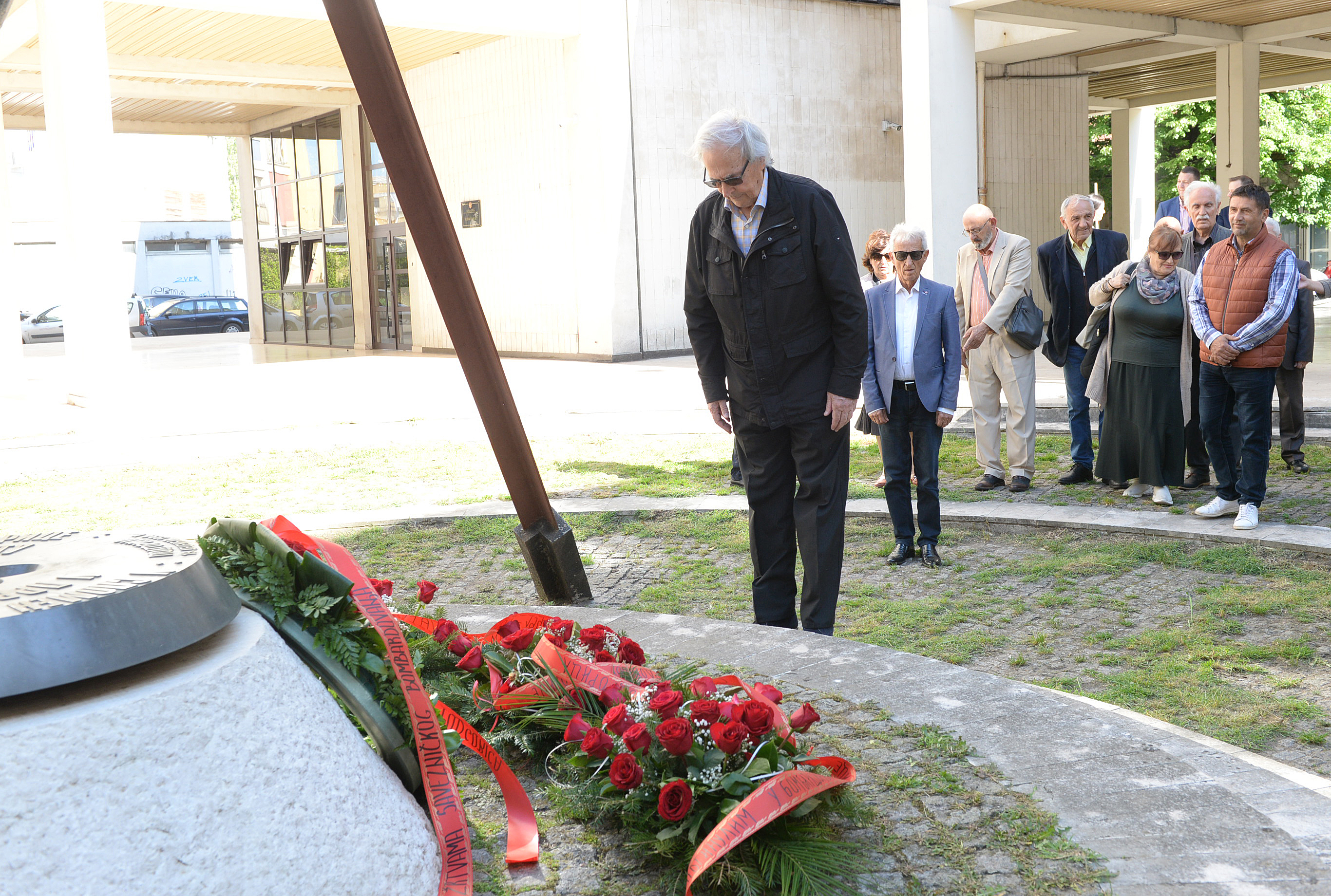Položen vijenac na spomenik žrtvama savezničkog bombardovanja