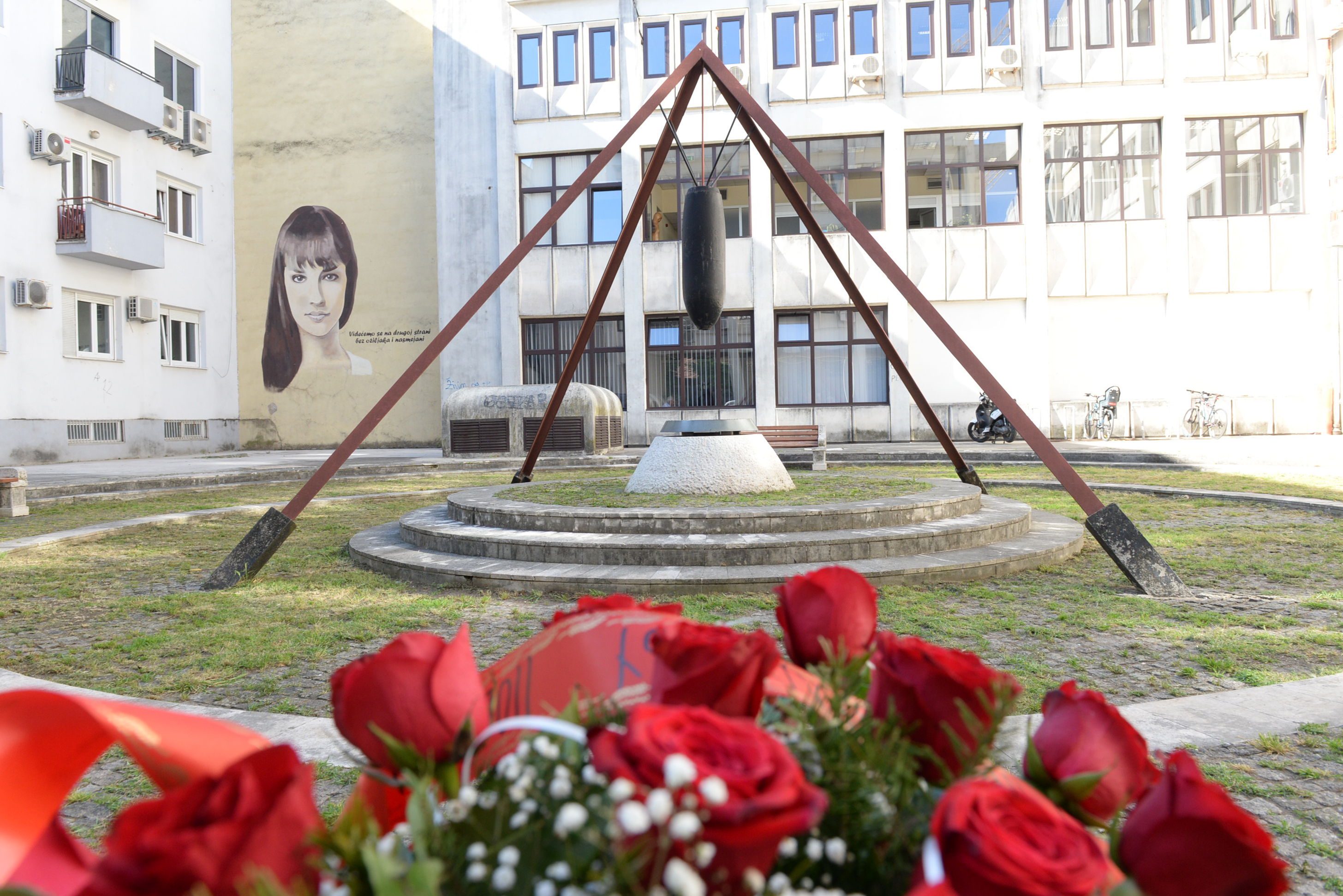 Položen vijenac na spomenik žrtvama savezničkog bombardovanja
