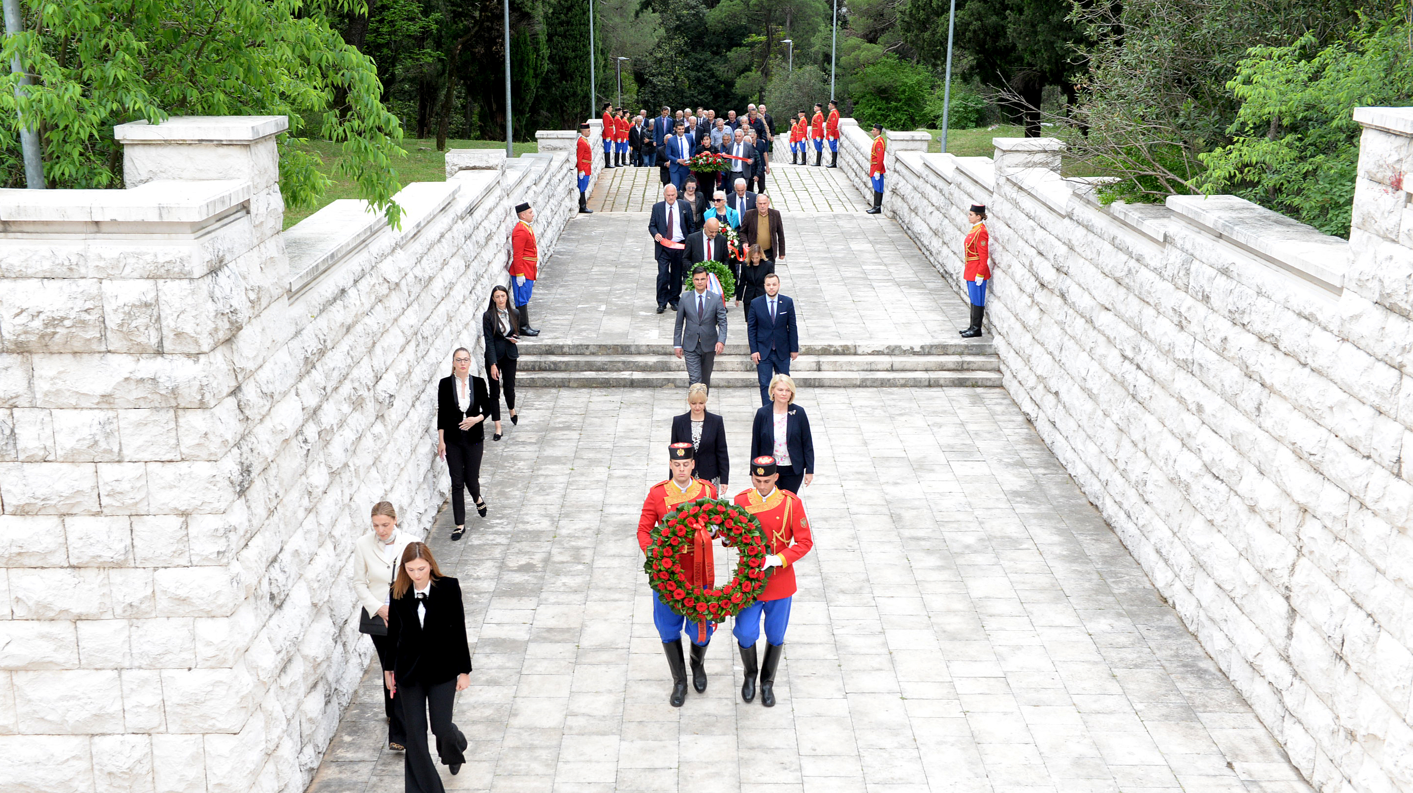 Injac i Borovinić Bojović položile vijenac na spomenik Partizanu borcu na Gorici