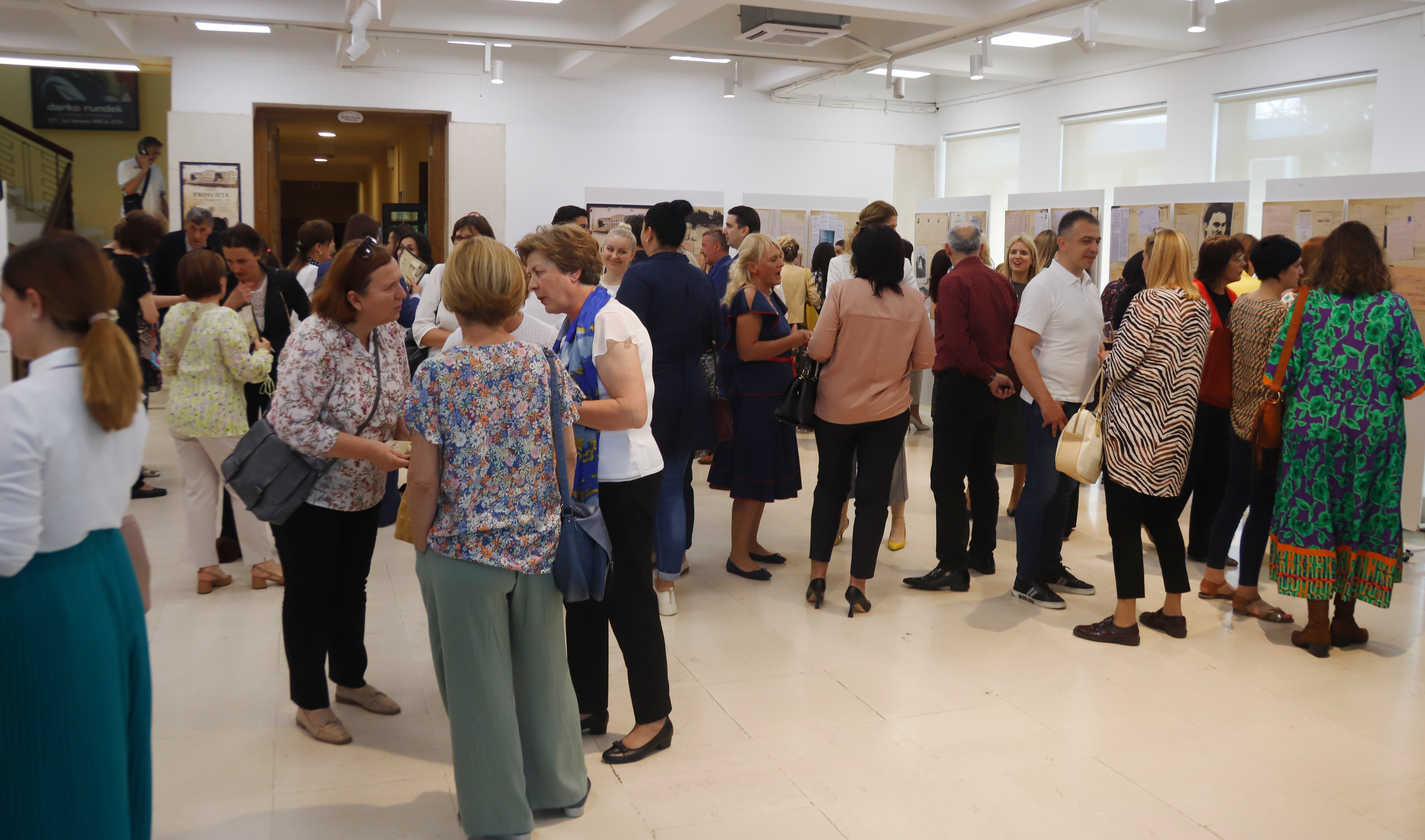 Šaranović otvorio izložbu dokumenata i fotografija “Prosvjeta u Podgorici”