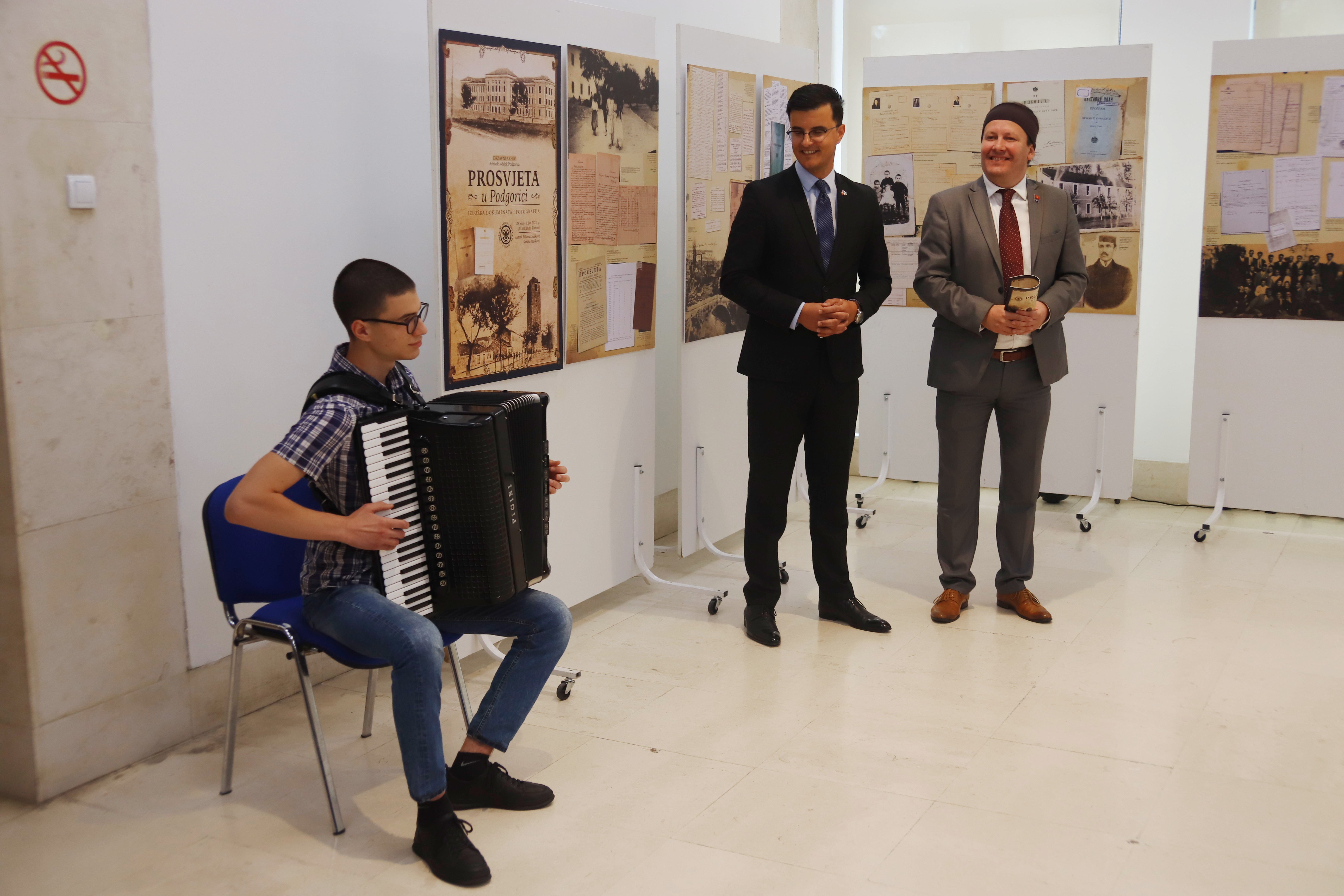 Šaranović otvorio izložbu dokumenata i fotografija “Prosvjeta u Podgorici”