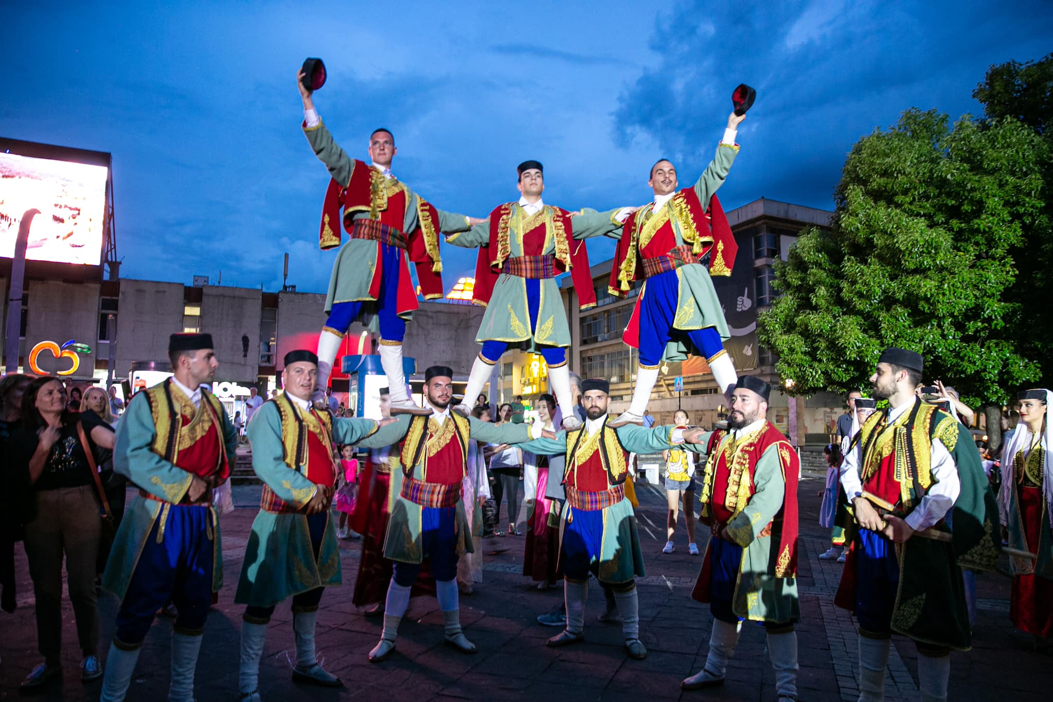 Folklorni spektakl na Trgu nezavisnosti: 11 ansambala sa teritorije Podgorice prikazalo svu ljepotu narodne igre
