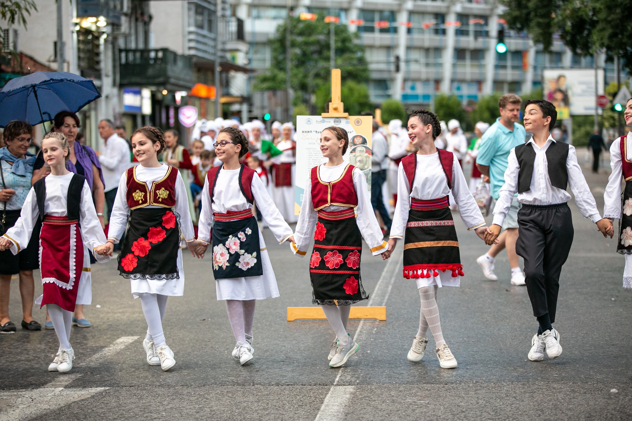 Folklorni spektakl na Trgu nezavisnosti: 11 ansambala sa teritorije Podgorice prikazalo svu ljepotu narodne igre