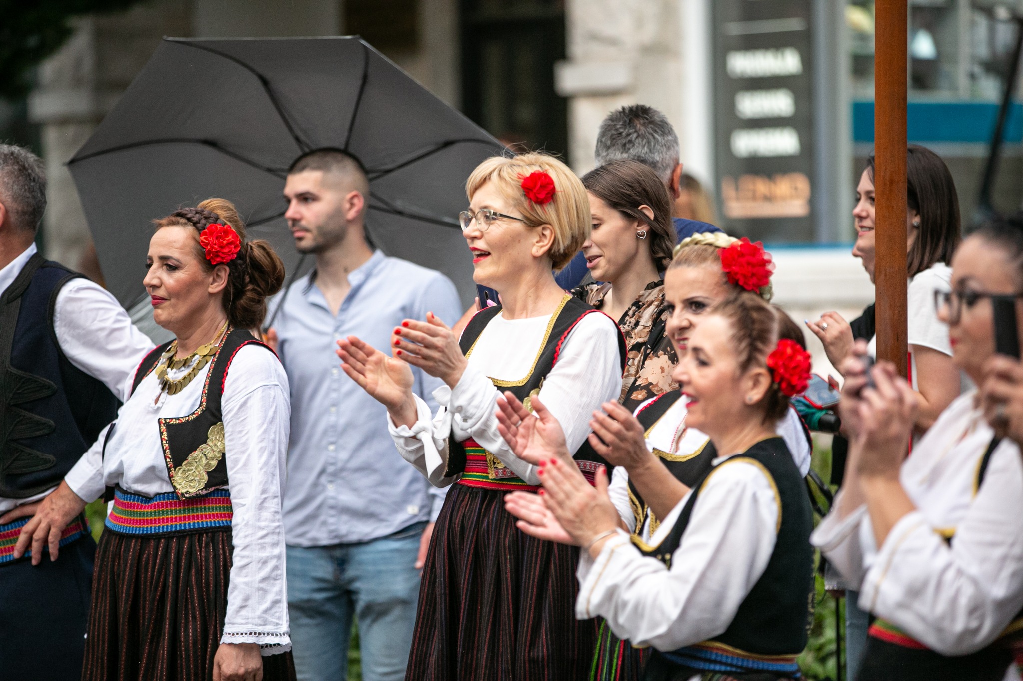 Folklorni spektakl na Trgu nezavisnosti: 11 ansambala sa teritorije Podgorice prikazalo svu ljepotu narodne igre
