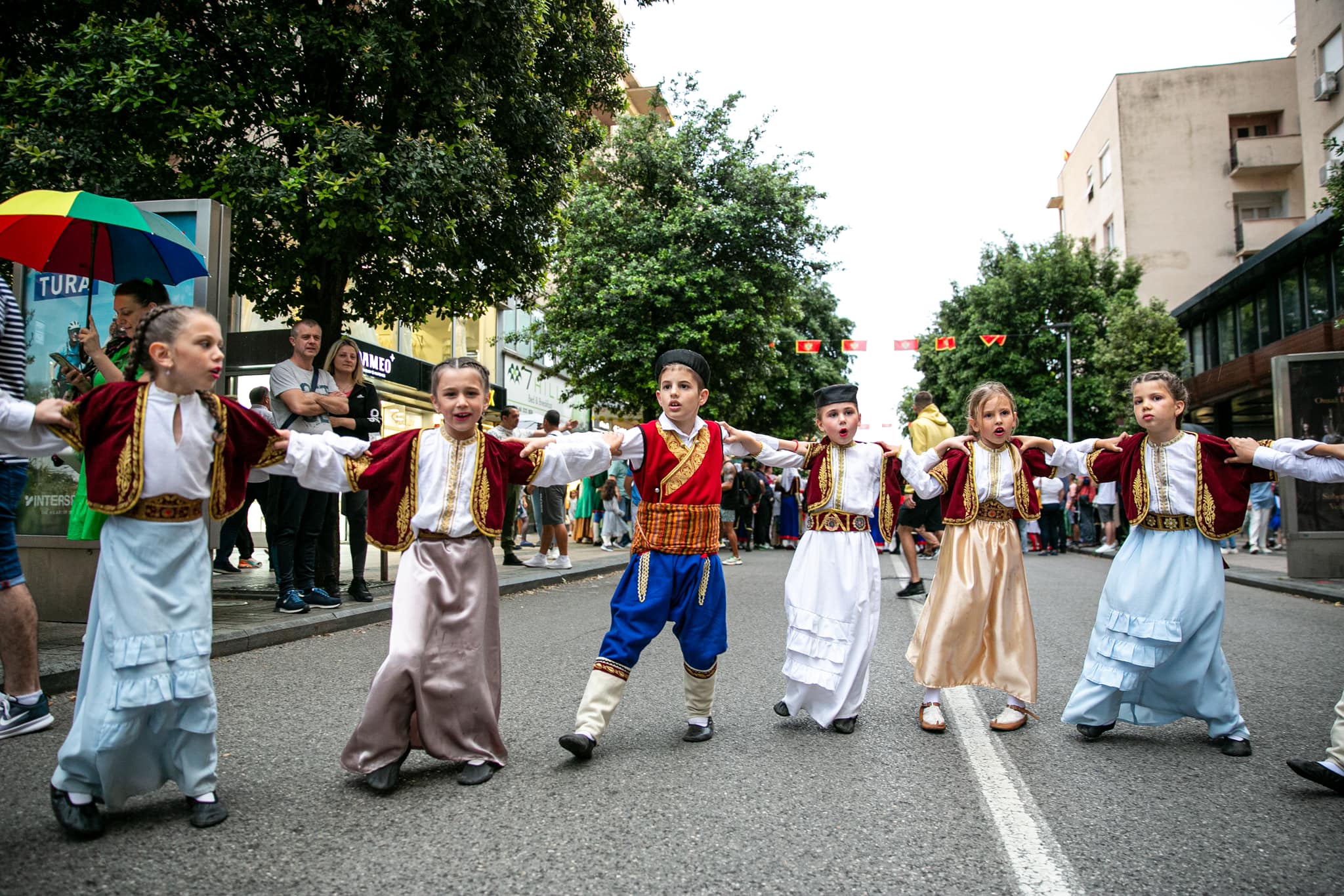 Folklorni spektakl na Trgu nezavisnosti: 11 ansambala sa teritorije Podgorice prikazalo svu ljepotu narodne igre