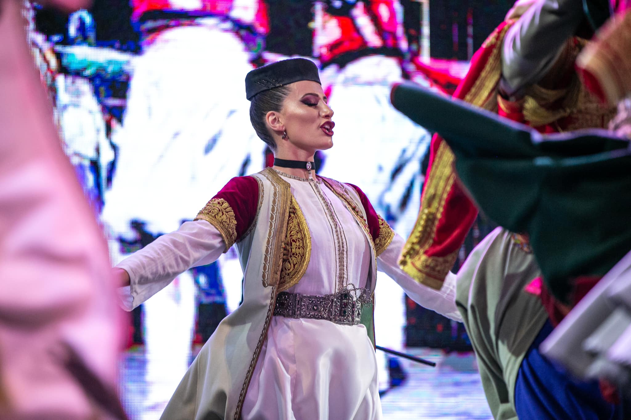 Folklorni spektakl na Trgu nezavisnosti: 11 ansambala sa teritorije Podgorice prikazalo svu ljepotu narodne igre