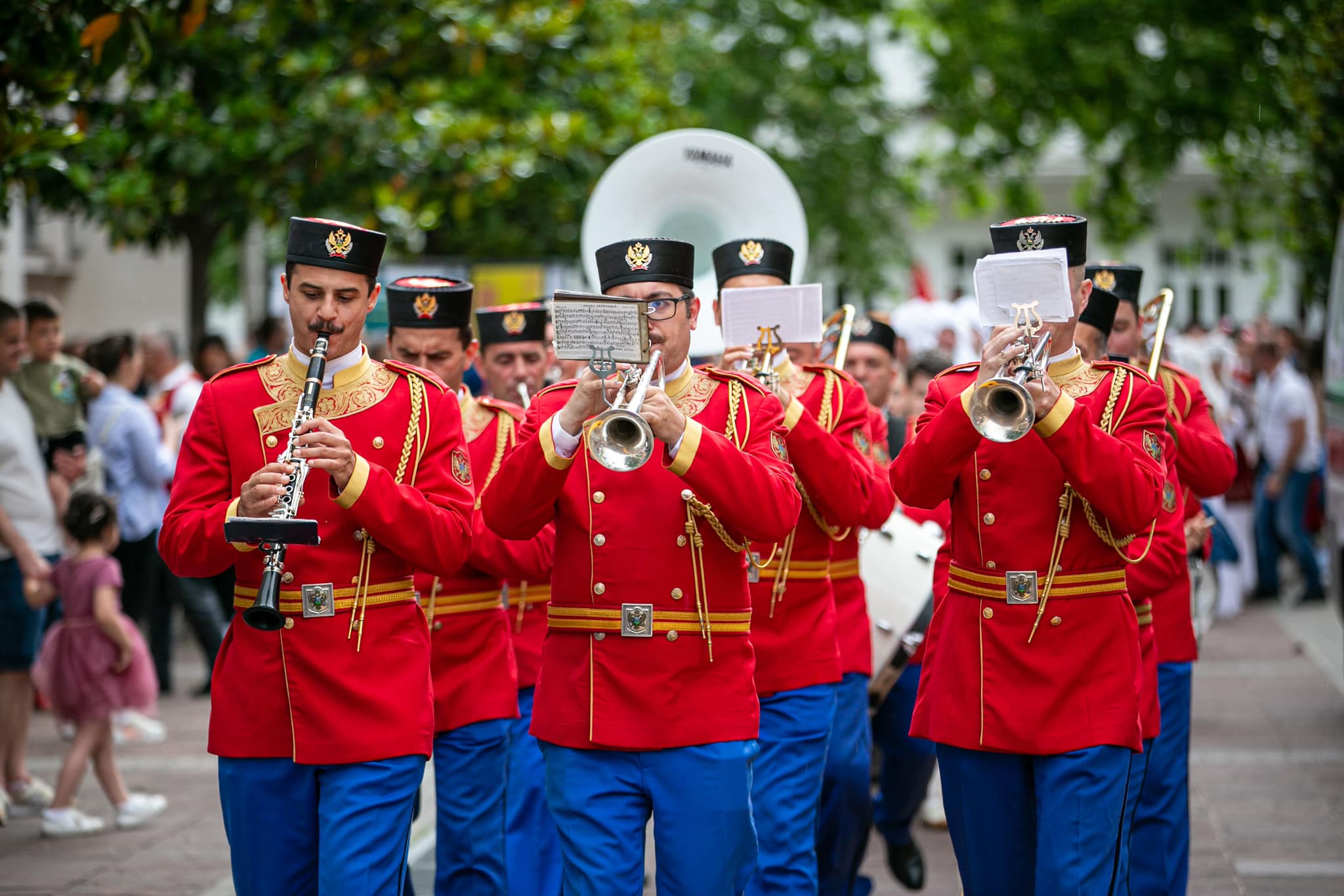 Folklorni spektakl na Trgu nezavisnosti: 11 ansambala sa teritorije Podgorice prikazalo svu ljepotu narodne igre