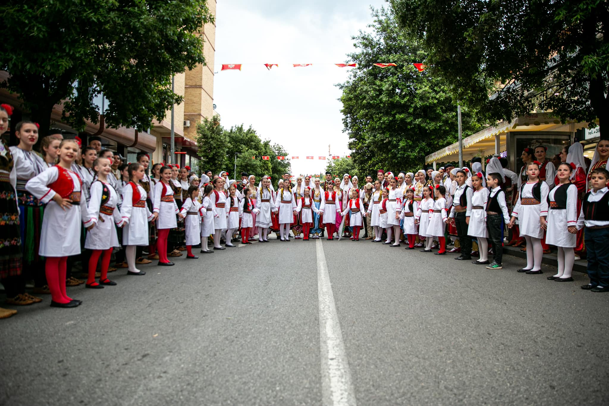 Folklorni spektakl na Trgu nezavisnosti: 11 ansambala sa teritorije Podgorice prikazalo svu ljepotu narodne igre