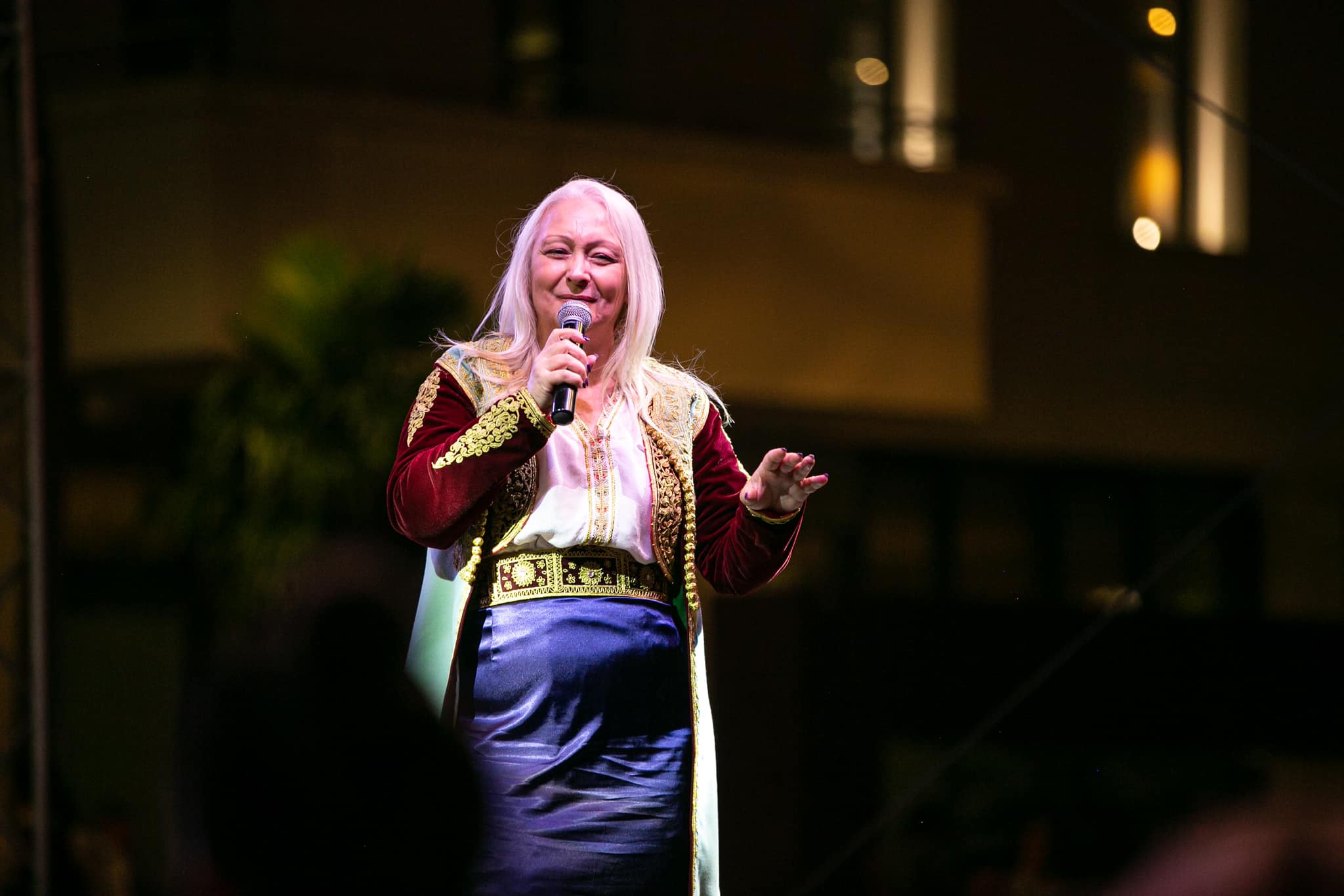 Folklorni spektakl na Trgu nezavisnosti: 11 ansambala sa teritorije Podgorice prikazalo svu ljepotu narodne igre