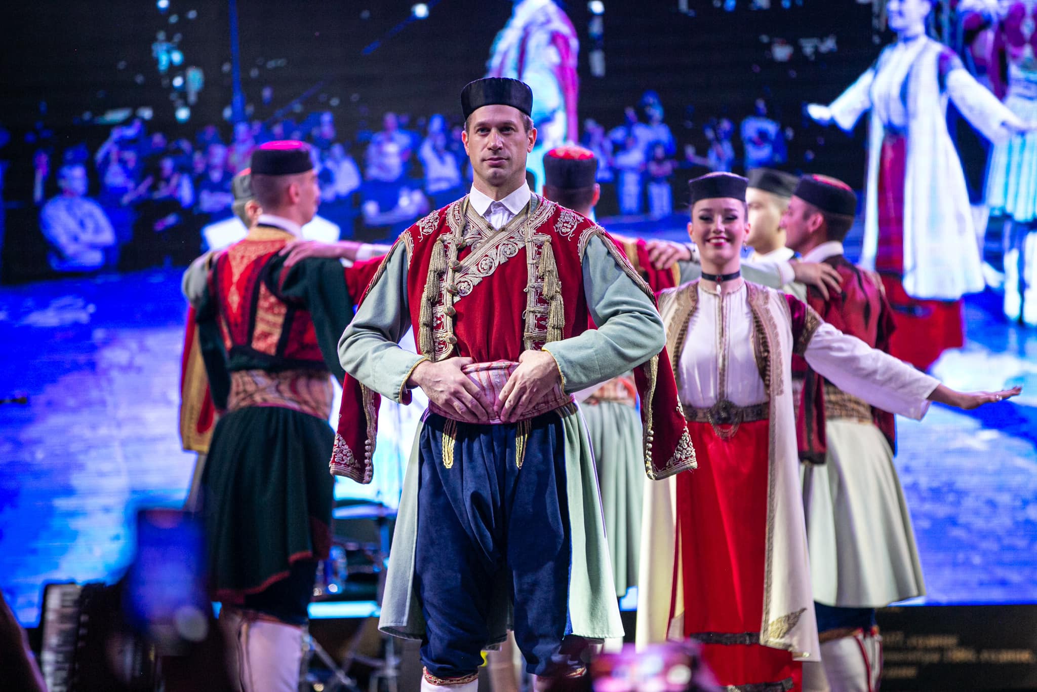 Folklorni spektakl na Trgu nezavisnosti: 11 ansambala sa teritorije Podgorice prikazalo svu ljepotu narodne igre