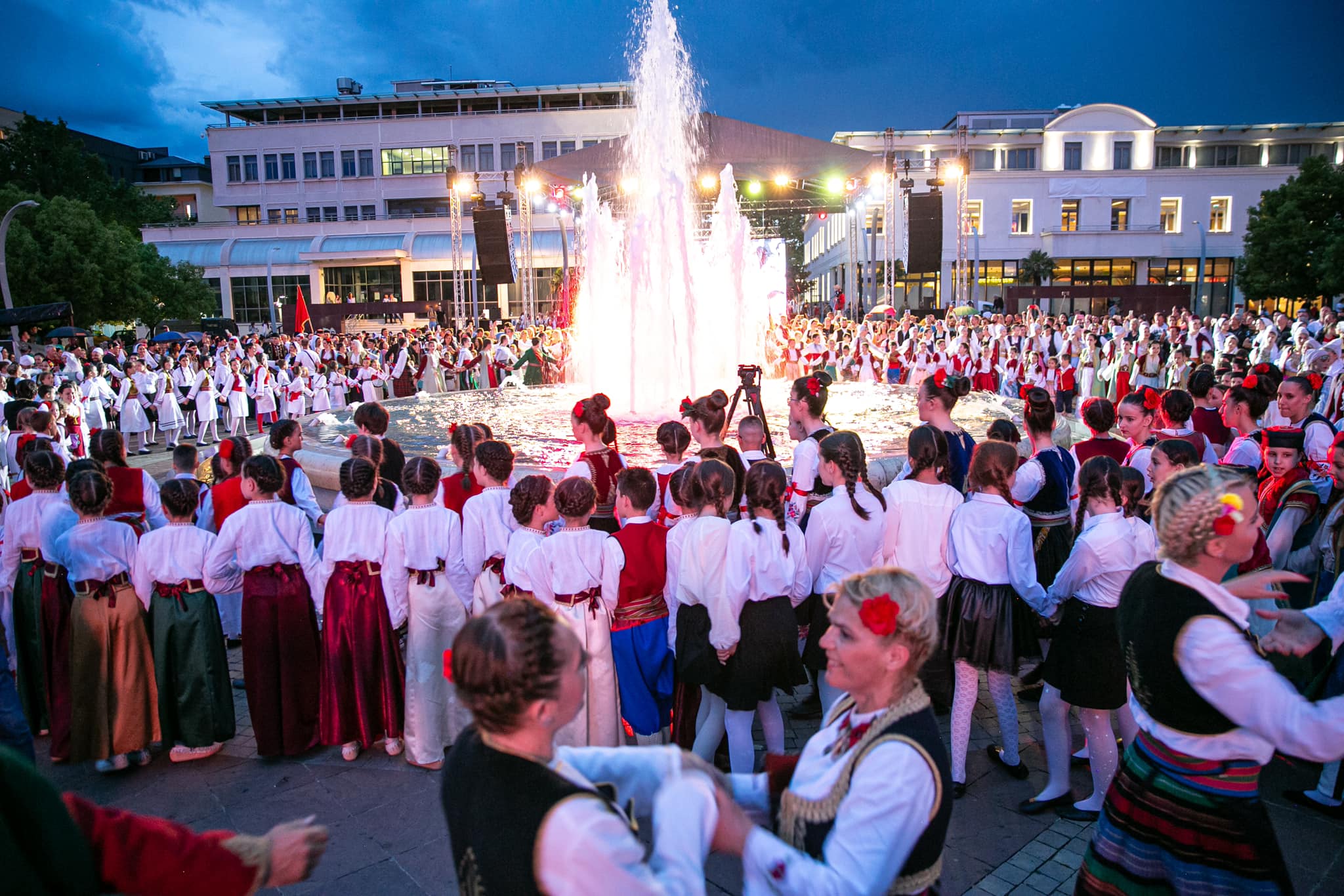 Folklorni spektakl na Trgu nezavisnosti: 11 ansambala sa teritorije Podgorice prikazalo svu ljepotu narodne igre