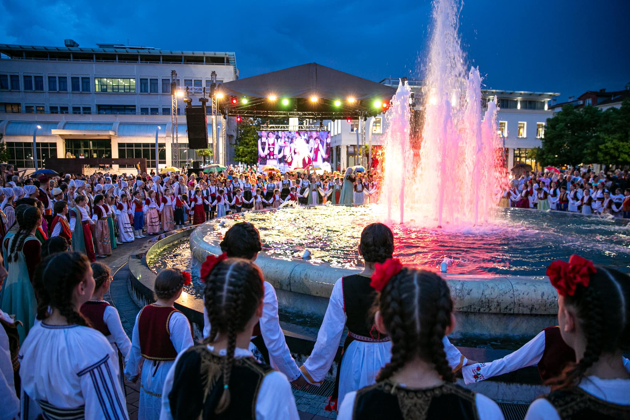 Folklorni spektakl na Trgu nezavisnosti: 11 ansambala sa teritorije Podgorice prikazalo svu ljepotu narodne igre