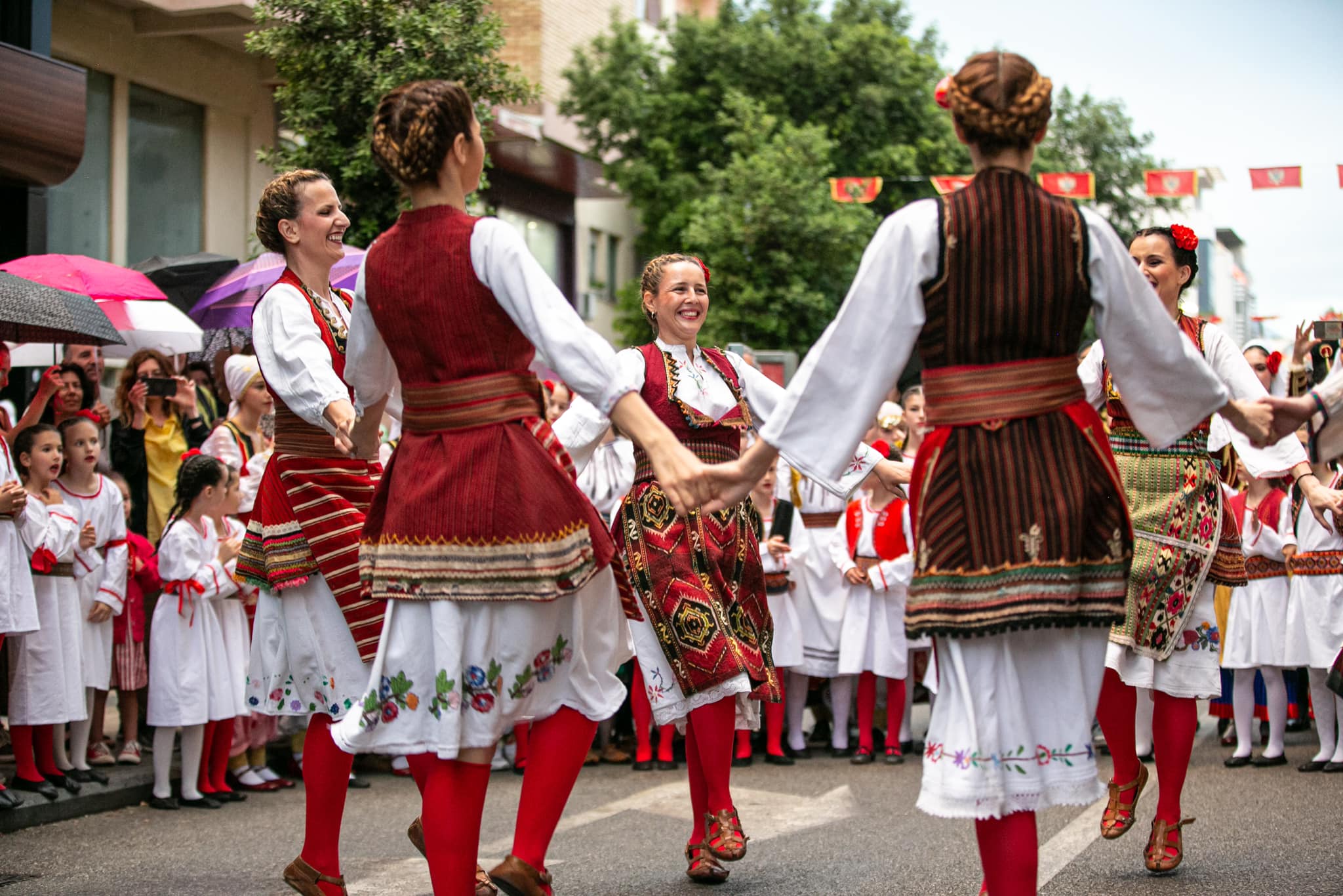 Folklorni spektakl na Trgu nezavisnosti: 11 ansambala sa teritorije Podgorice prikazalo svu ljepotu narodne igre