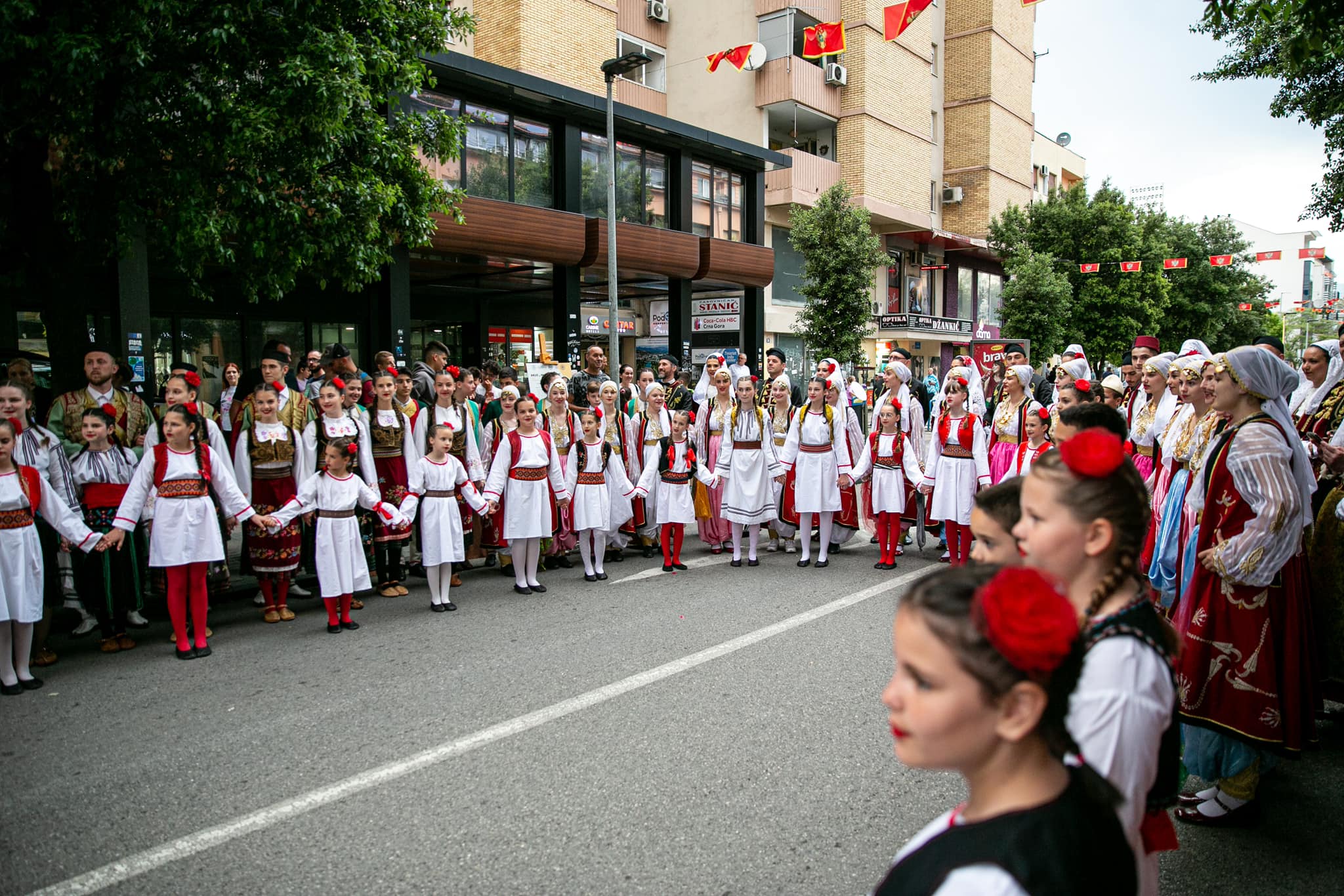 Folklorni spektakl na Trgu nezavisnosti: 11 ansambala sa teritorije Podgorice prikazalo svu ljepotu narodne igre