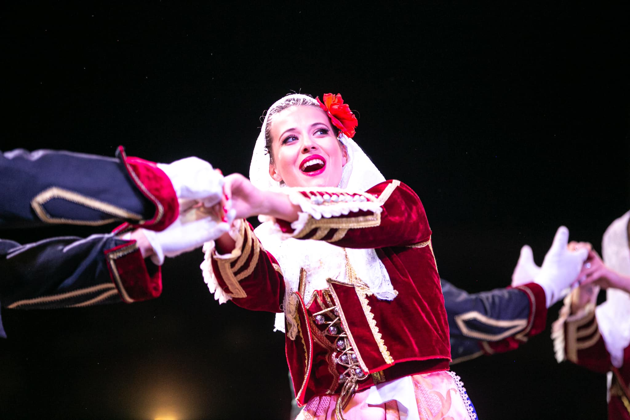 Folklorni spektakl na Trgu nezavisnosti: 11 ansambala sa teritorije Podgorice prikazalo svu ljepotu narodne igre