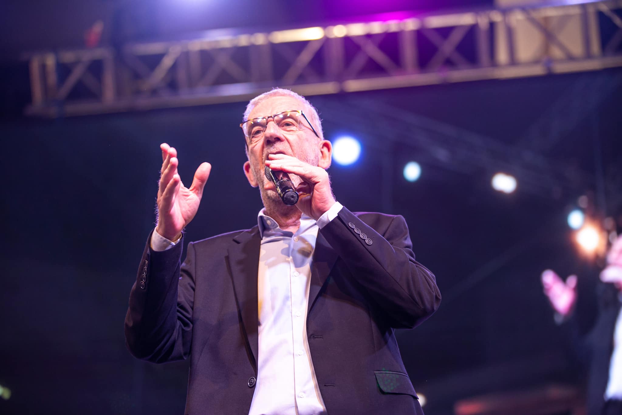 Folklorni spektakl na Trgu nezavisnosti: 11 ansambala sa teritorije Podgorice prikazalo svu ljepotu narodne igre