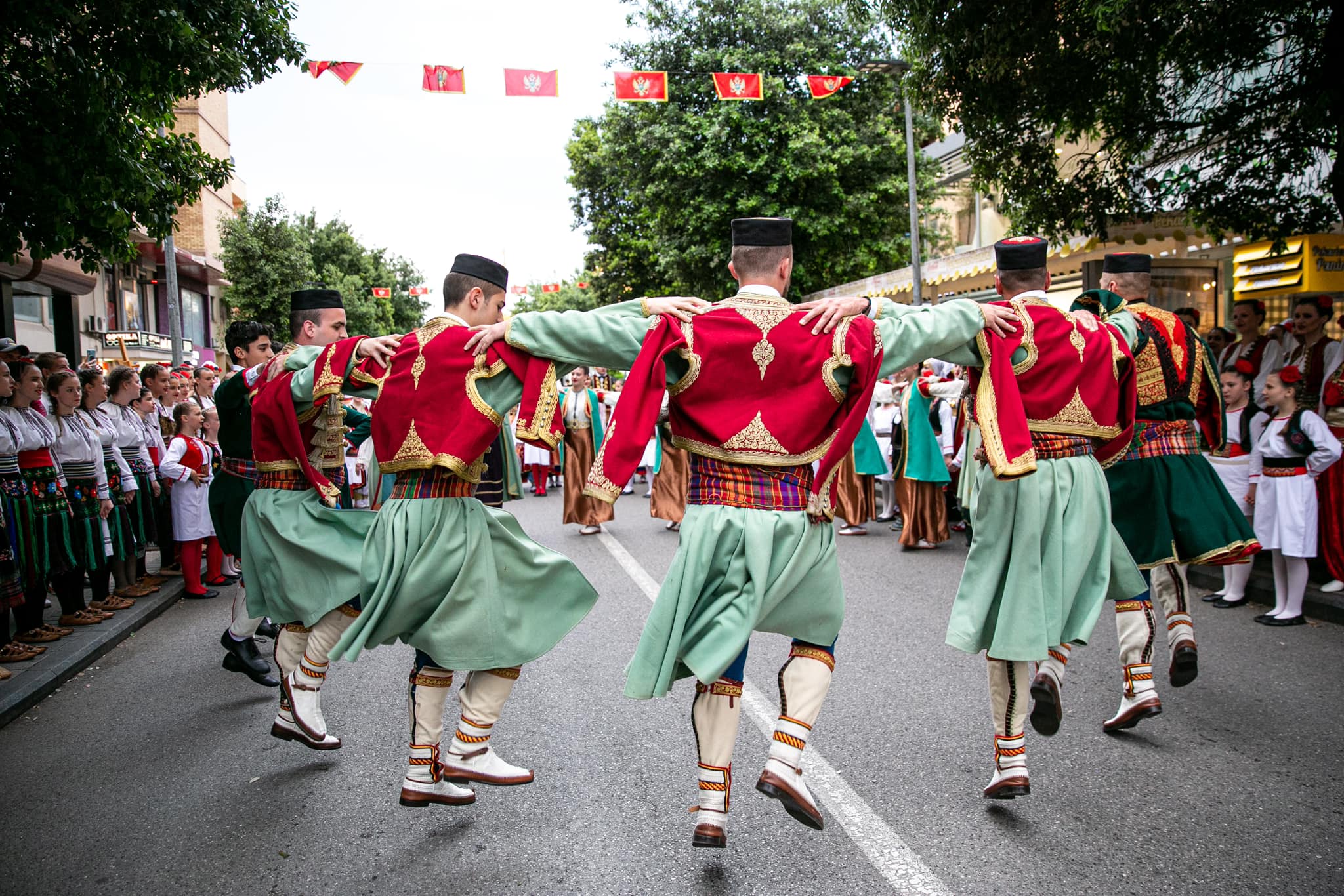 Folklorni spektakl na Trgu nezavisnosti: 11 ansambala sa teritorije Podgorice prikazalo svu ljepotu narodne igre