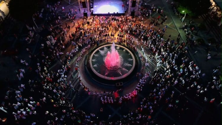 Folklorni spektakl na Trgu nezavisnosti: 11 ansambala sa teritorije Podgorice prikazalo svu ljepotu narodne igre