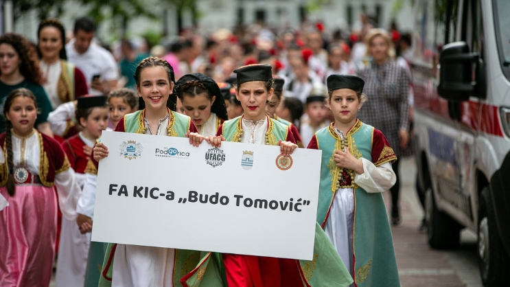 Folklorni spektakl na Trgu nezavisnosti: 11 ansambala sa teritorije Podgorice prikazalo svu ljepotu narodne igre