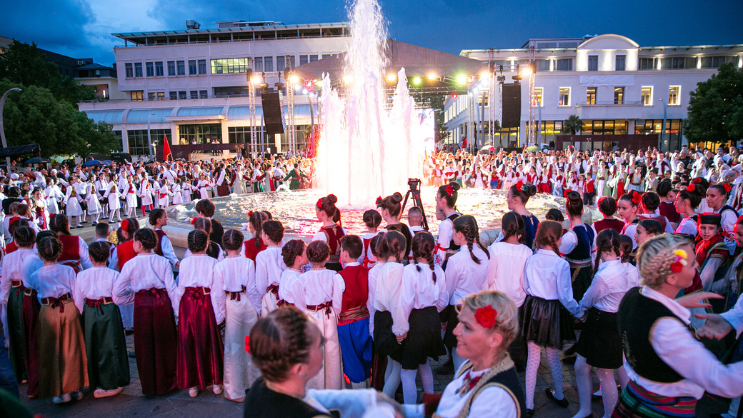 Folklorni spektakl na Trgu nezavisnosti: 11 ansambala sa teritorije Podgorice prikazalo svu ljepotu narodne igre