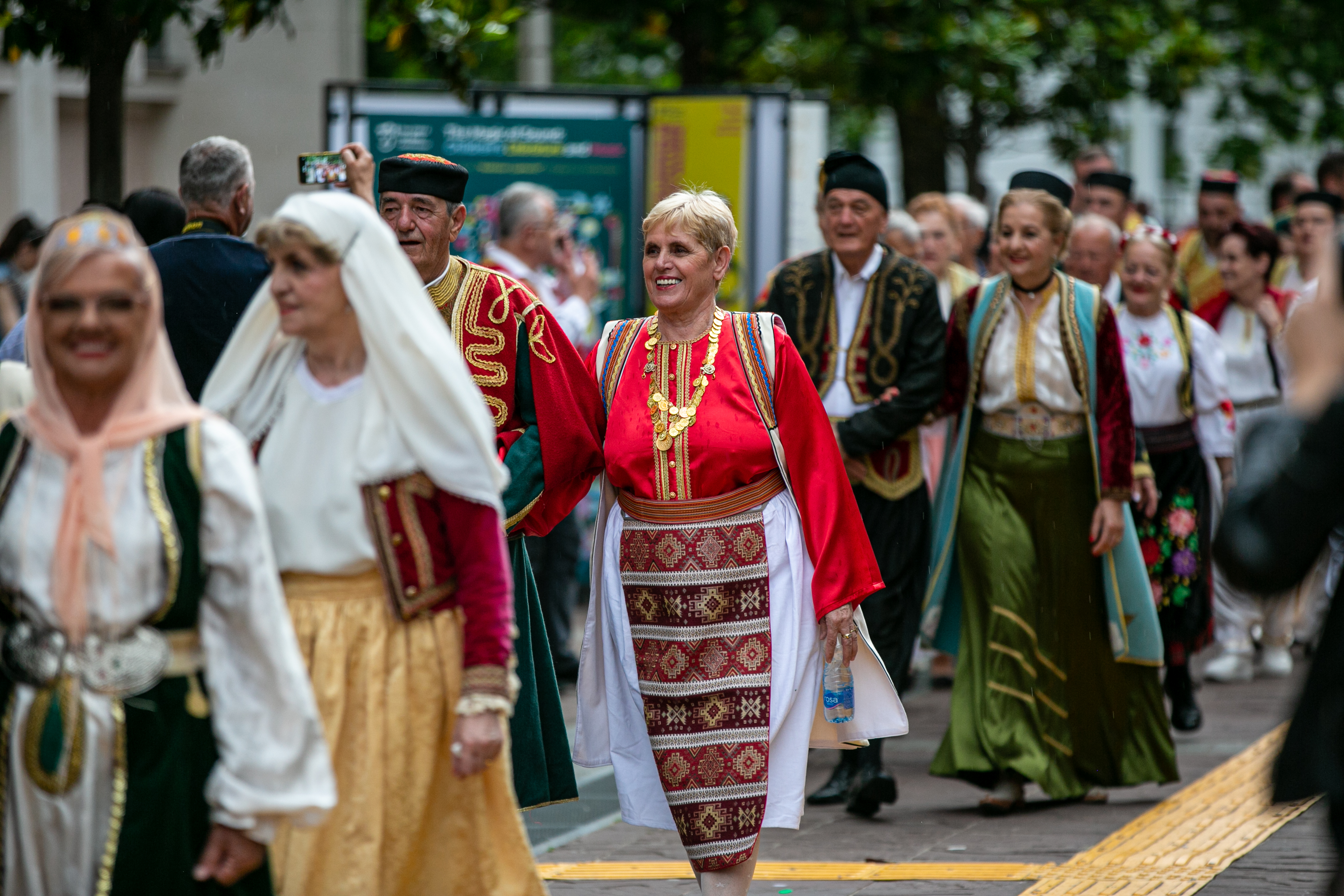 Folklorni spektakl na Trgu nezavisnosti: 11 ansambala sa teritorije Podgorice prikazalo svu ljepotu narodne igre