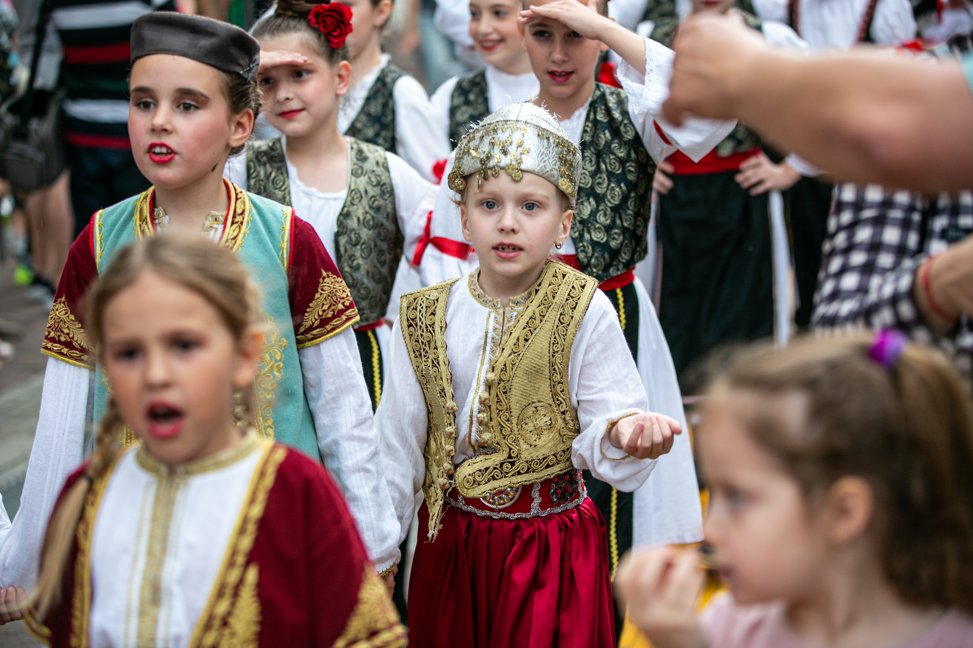 Folklorni spektakl na Trgu nezavisnosti: 11 ansambala sa teritorije Podgorice prikazalo svu ljepotu narodne igre