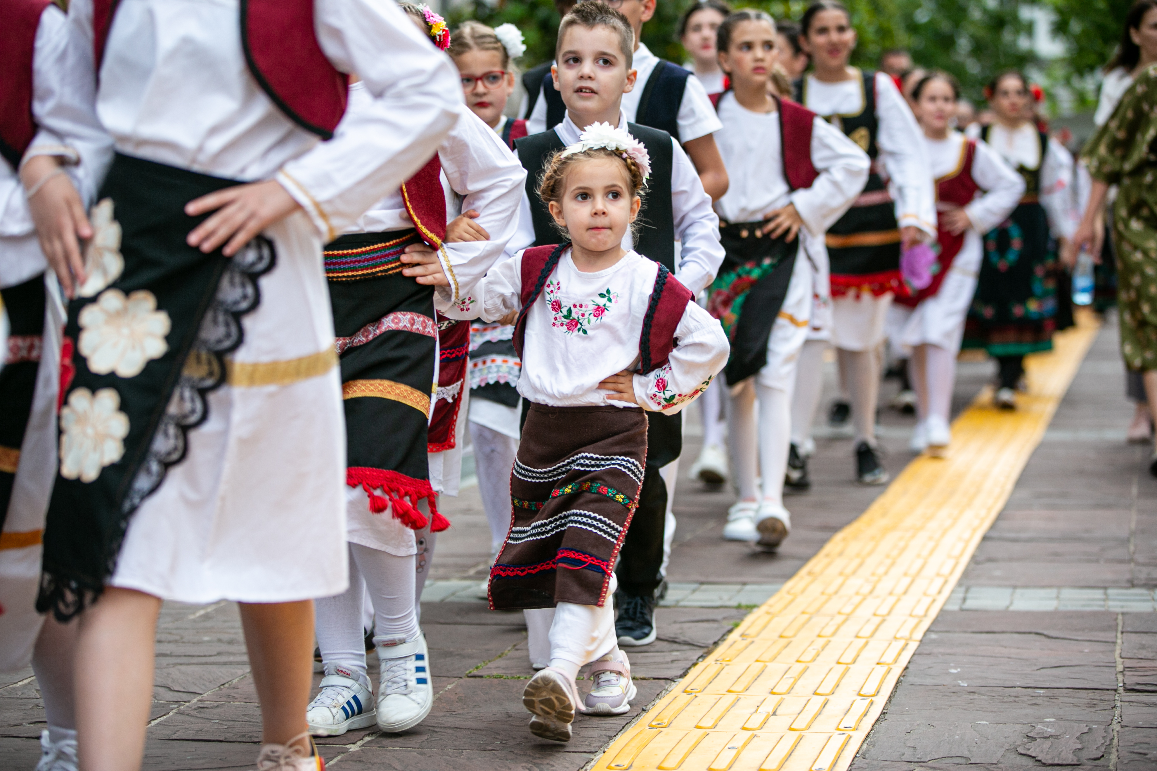Folklorni spektakl na Trgu nezavisnosti: 11 ansambala sa teritorije Podgorice prikazalo svu ljepotu narodne igre