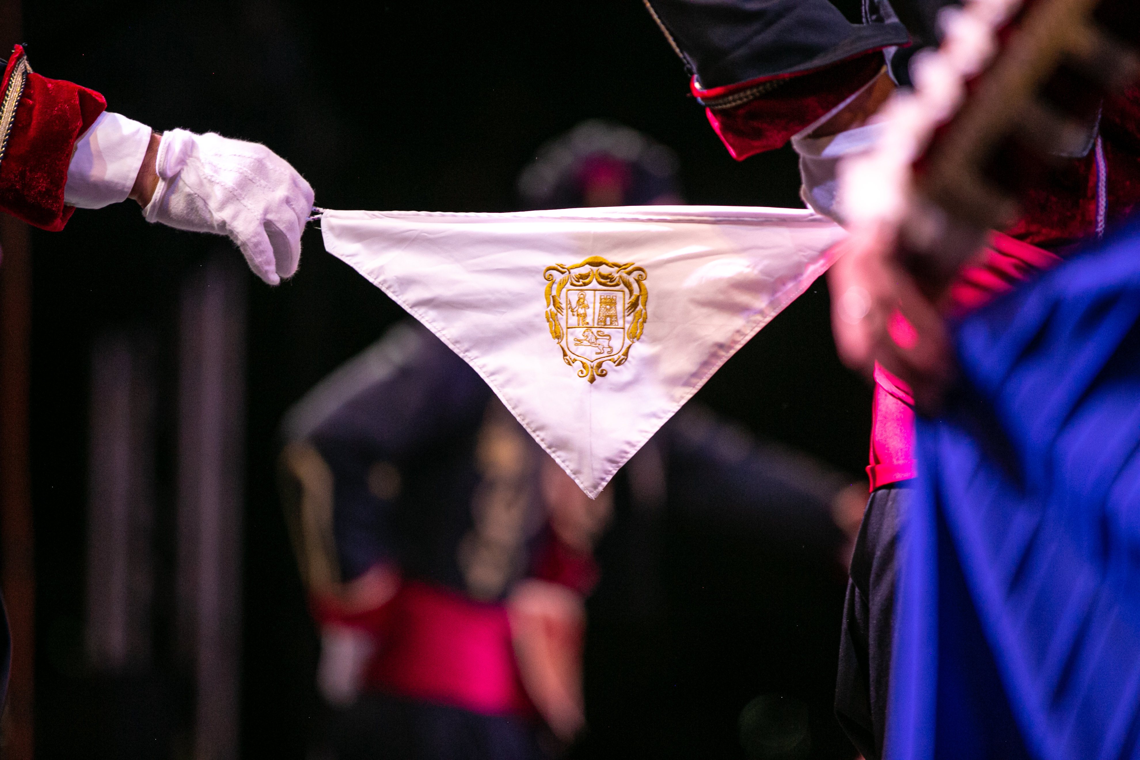 Folklorni spektakl na Trgu nezavisnosti: 11 ansambala sa teritorije Podgorice prikazalo svu ljepotu narodne igre