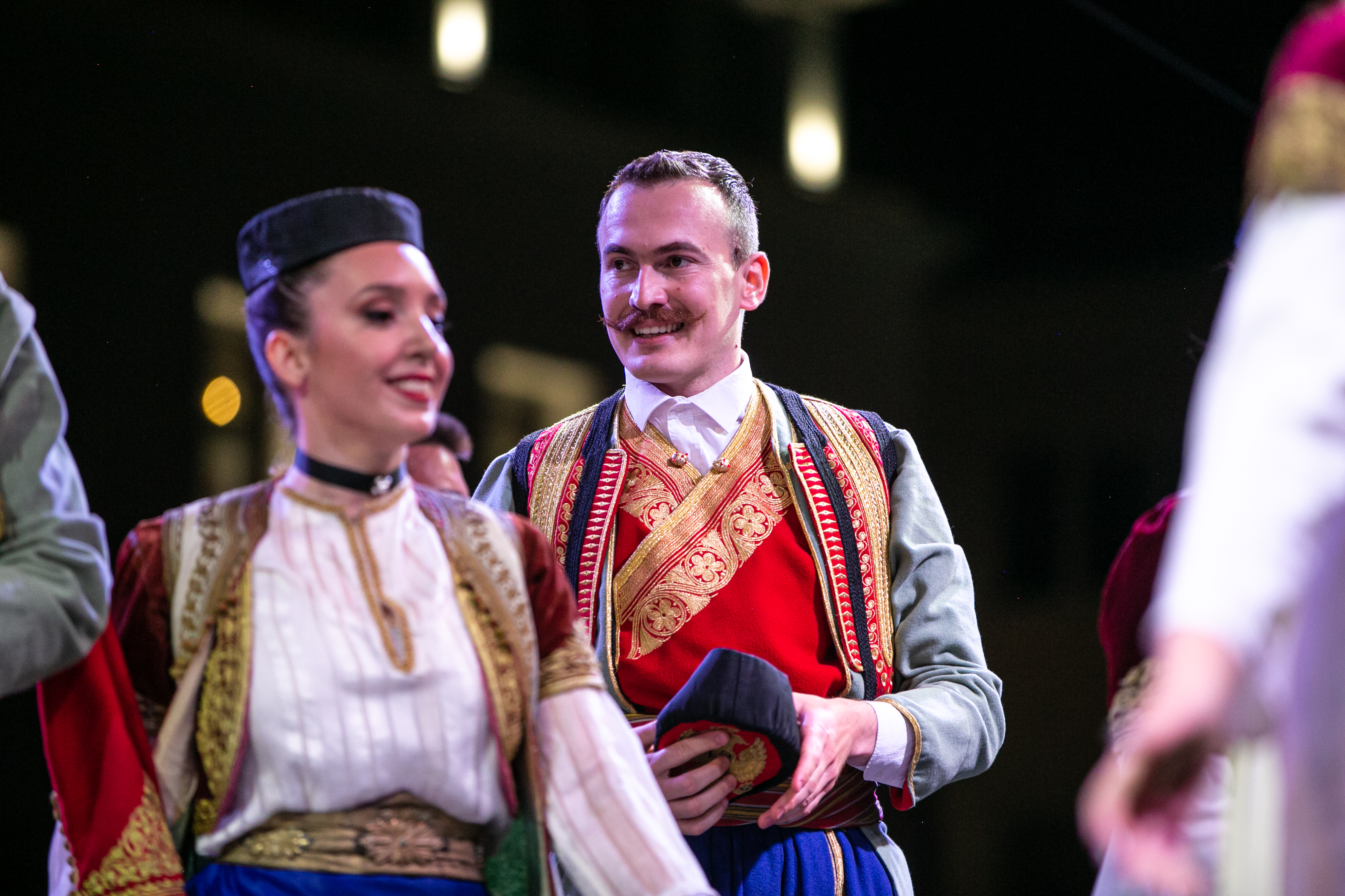 Folklorni spektakl na Trgu nezavisnosti: 11 ansambala sa teritorije Podgorice prikazalo svu ljepotu narodne igre