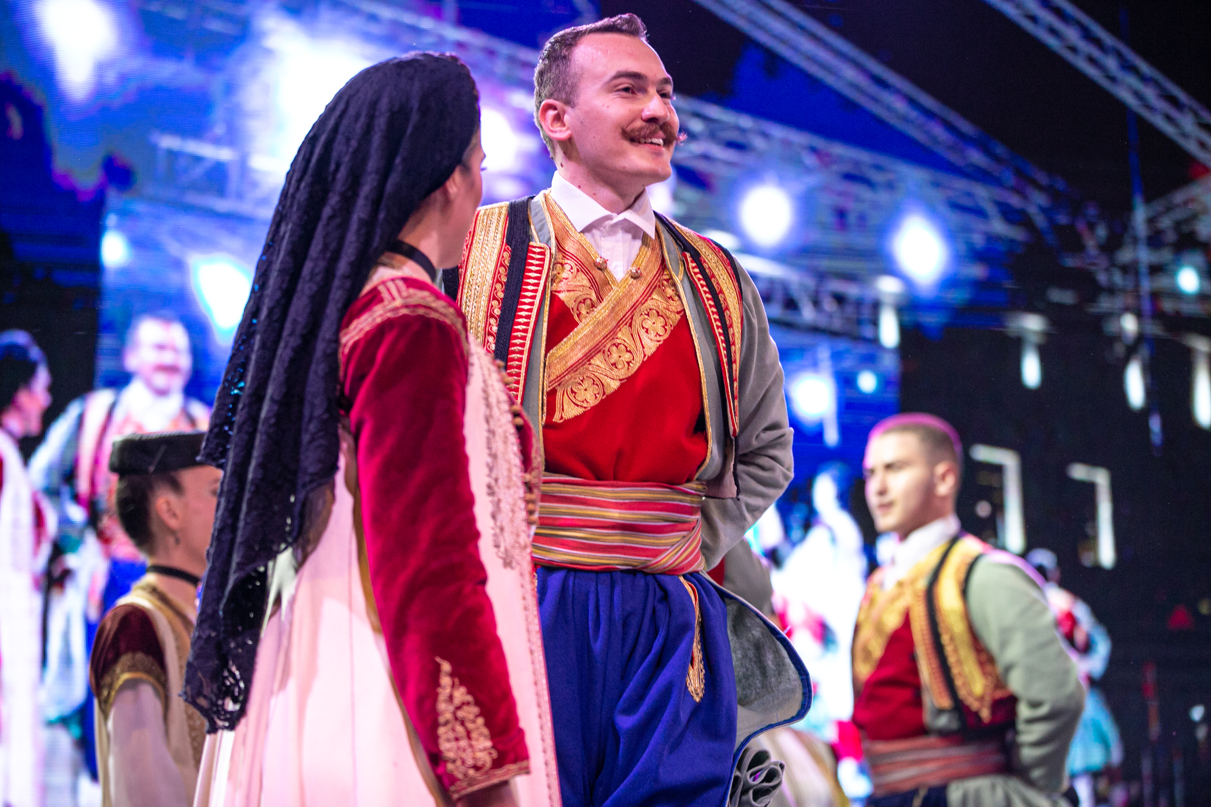 Folklorni spektakl na Trgu nezavisnosti: 11 ansambala sa teritorije Podgorice prikazalo svu ljepotu narodne igre