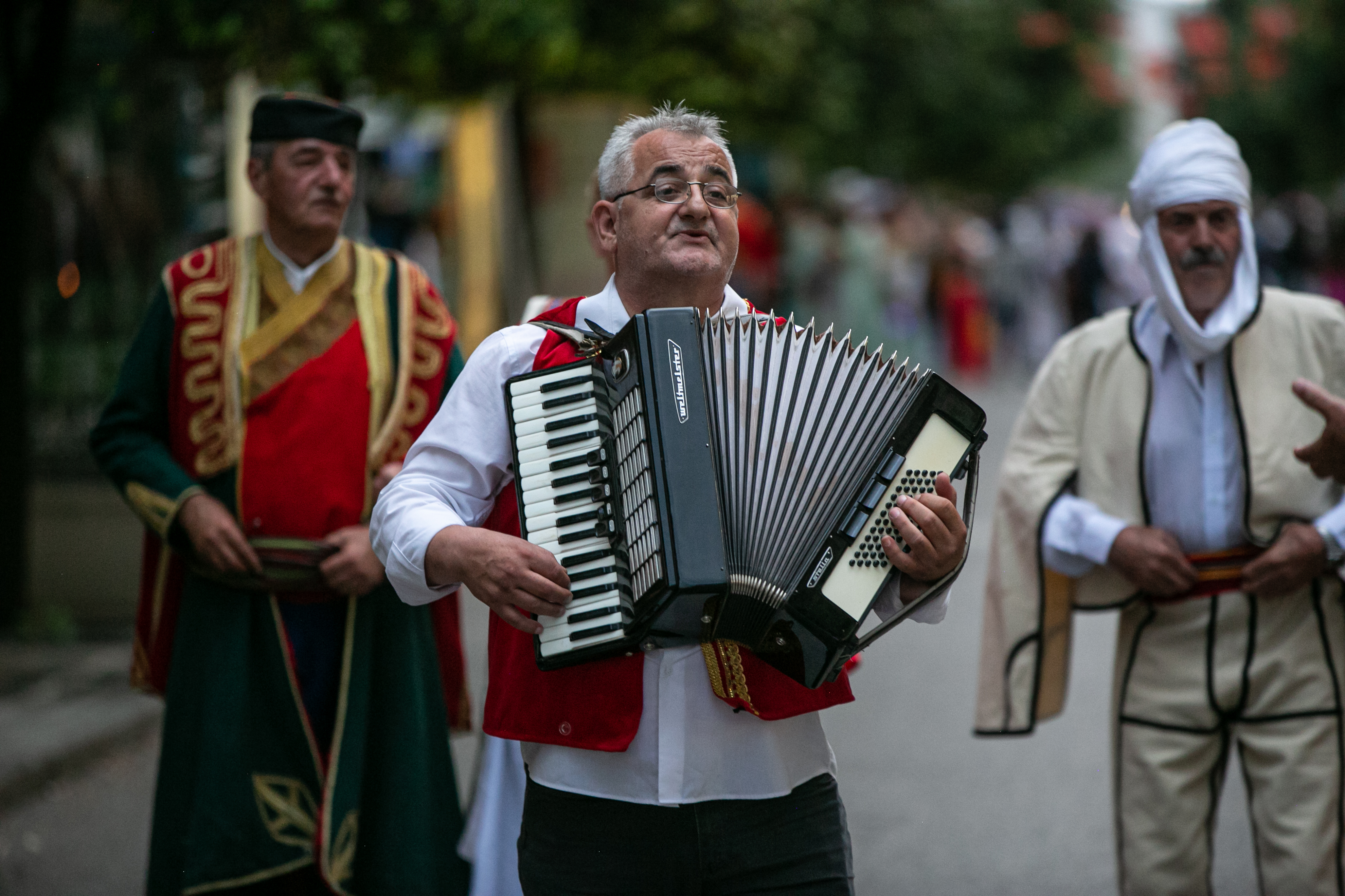 Folklorni spektakl na Trgu nezavisnosti: 11 ansambala sa teritorije Podgorice prikazalo svu ljepotu narodne igre