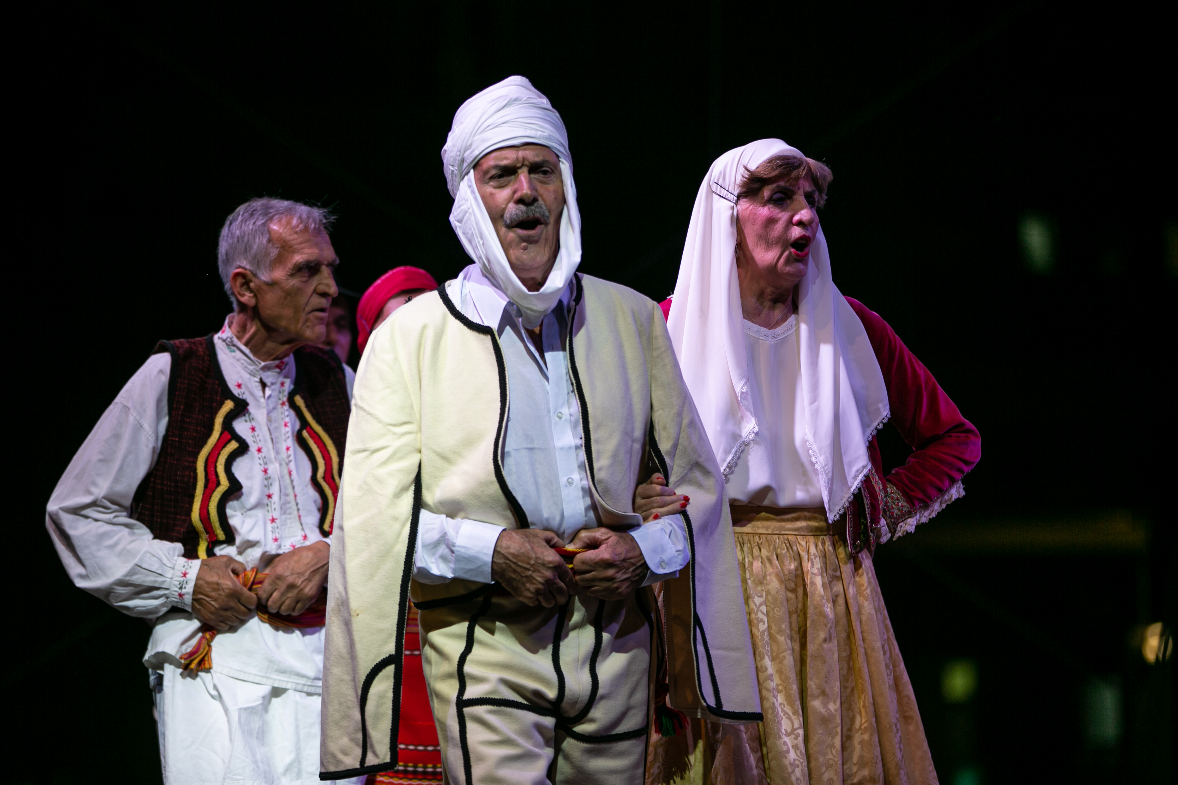 Folklorni spektakl na Trgu nezavisnosti: 11 ansambala sa teritorije Podgorice prikazalo svu ljepotu narodne igre