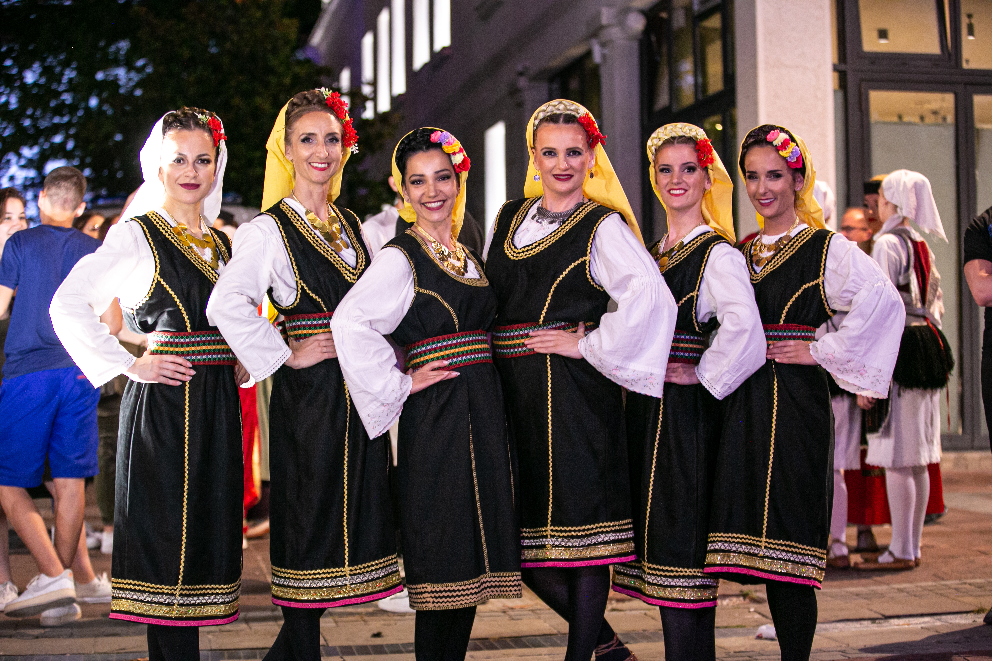 Folklorni spektakl na Trgu nezavisnosti: 11 ansambala sa teritorije Podgorice prikazalo svu ljepotu narodne igre