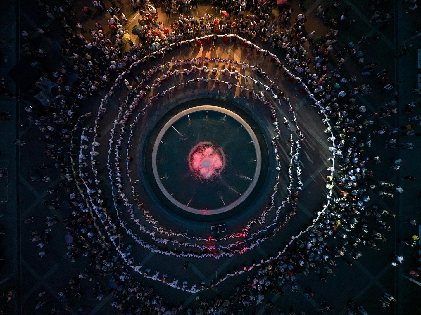 Folklorni spektakl na Trgu nezavisnosti: 11 ansambala sa teritorije Podgorice prikazalo svu ljepotu narodne igre