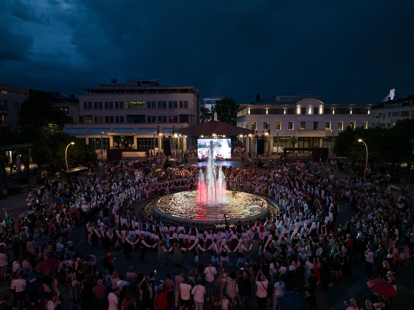 Folklorni spektakl na Trgu nezavisnosti: 11 ansambala sa teritorije Podgorice prikazalo svu ljepotu narodne igre